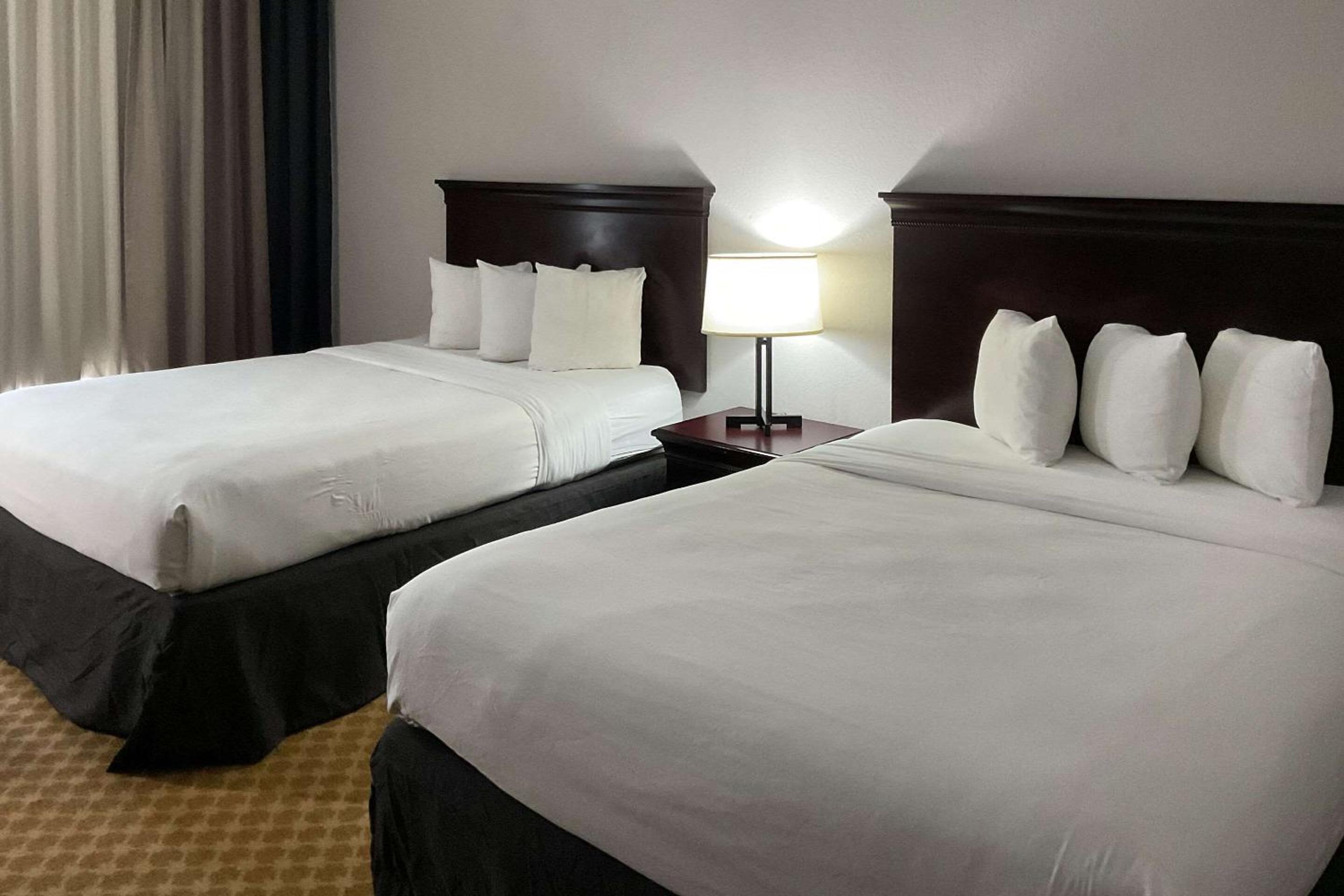 Premium Queen Room with Two Queen Beds - Non-Smoking - Photo 7