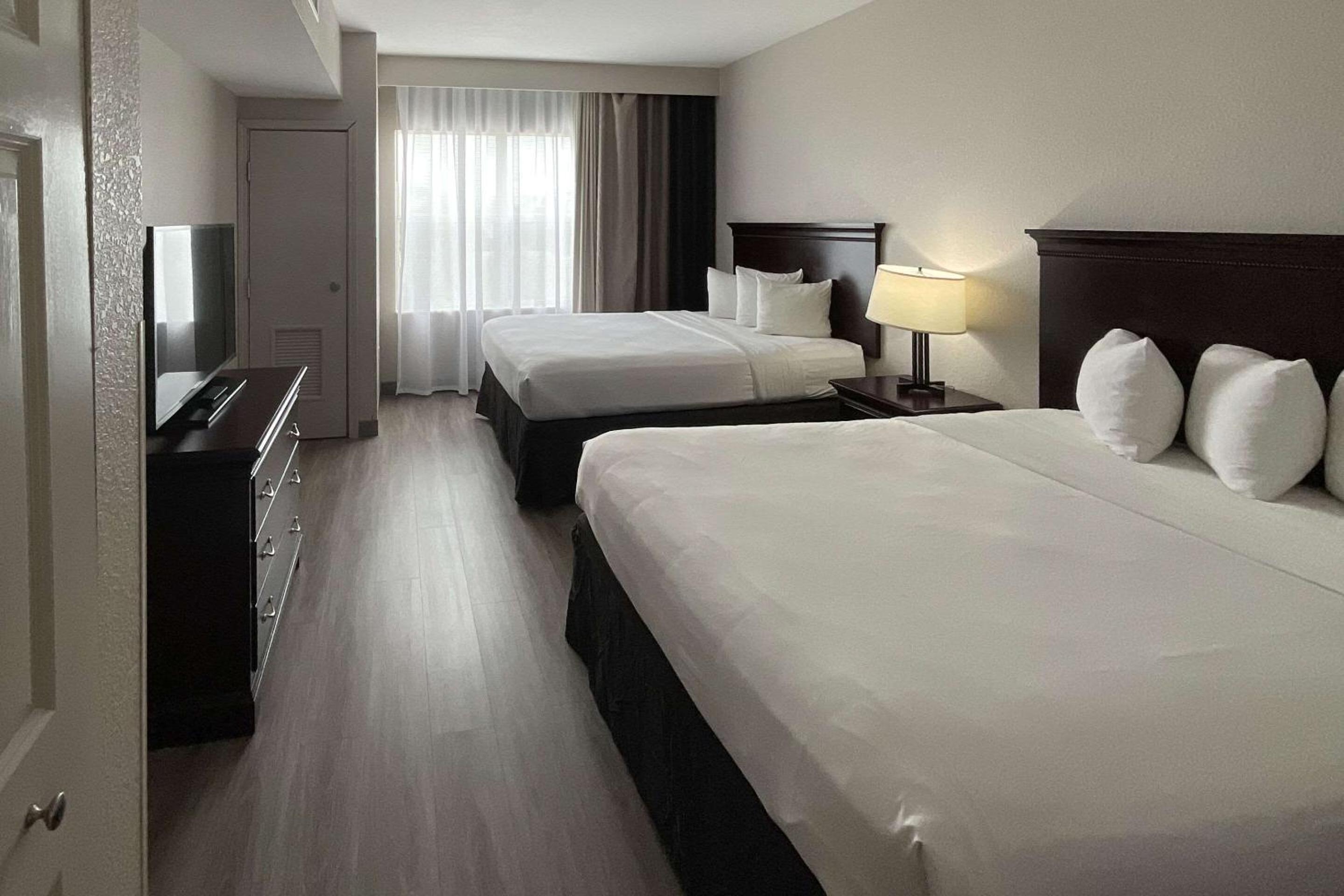 Premium Queen Room with Two Queen Beds - Non-Smoking - Photo 6