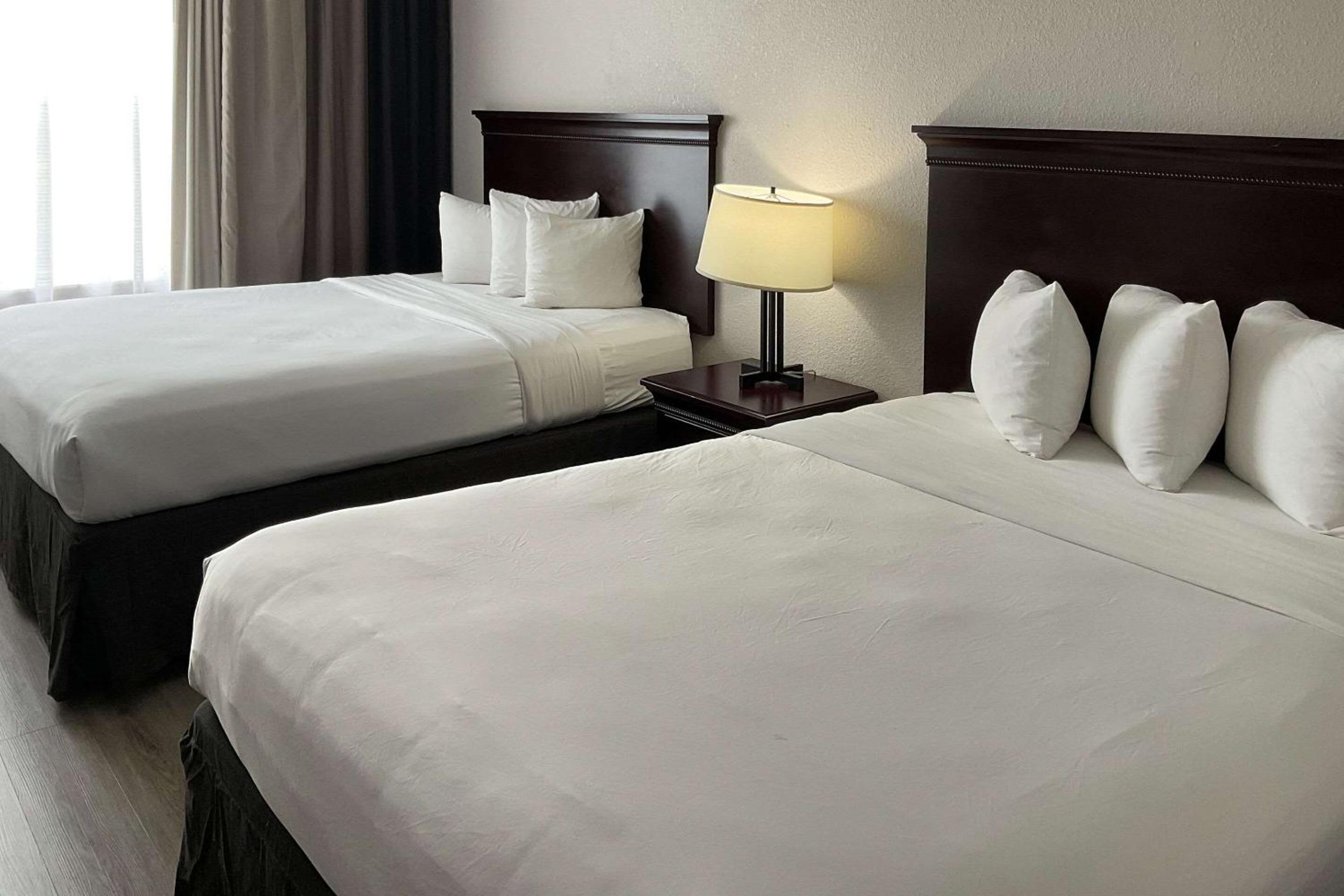 Premium Queen Room with Two Queen Beds - Non-Smoking - Photo 4