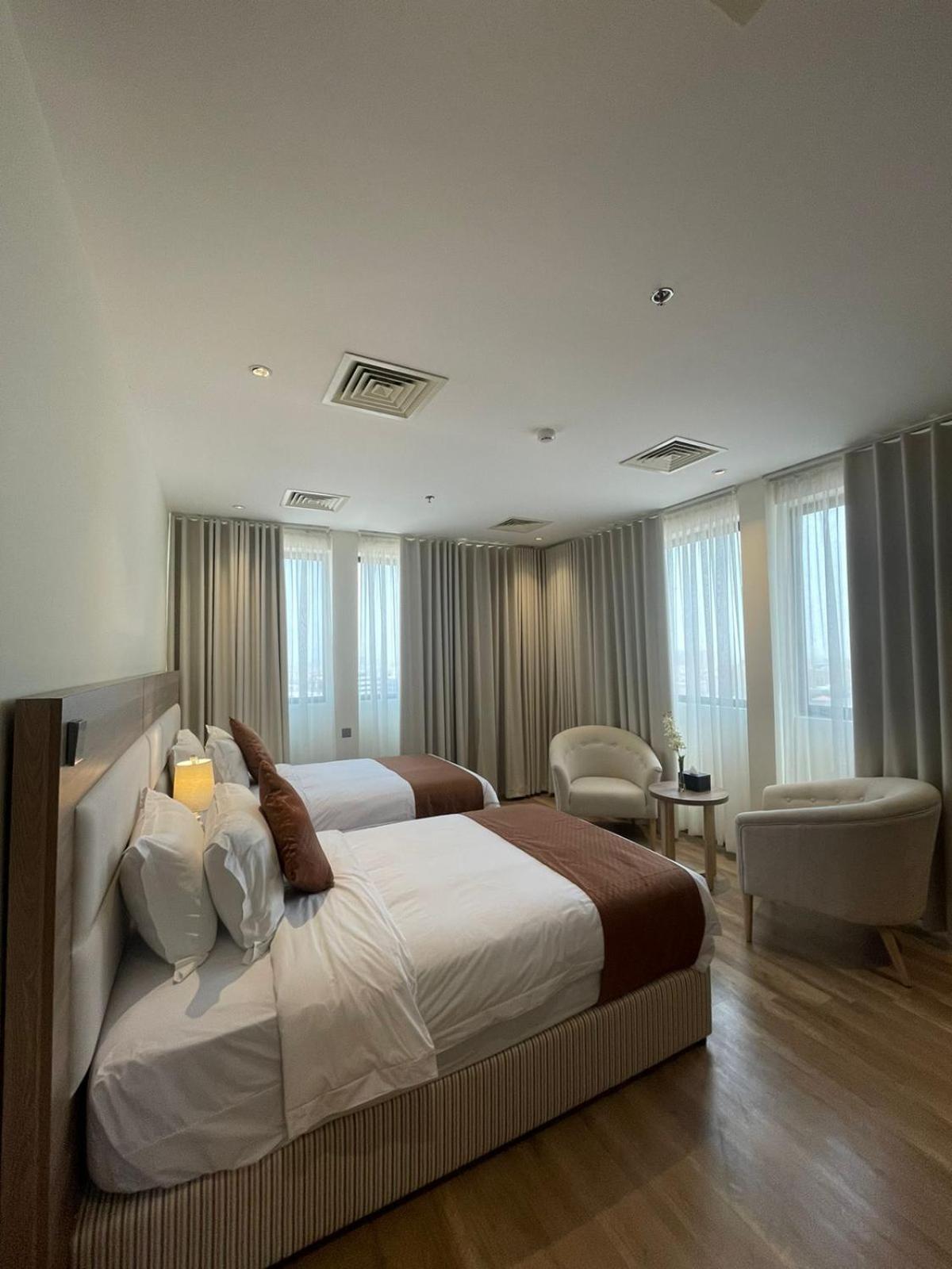 Executive Suite - Photo 2