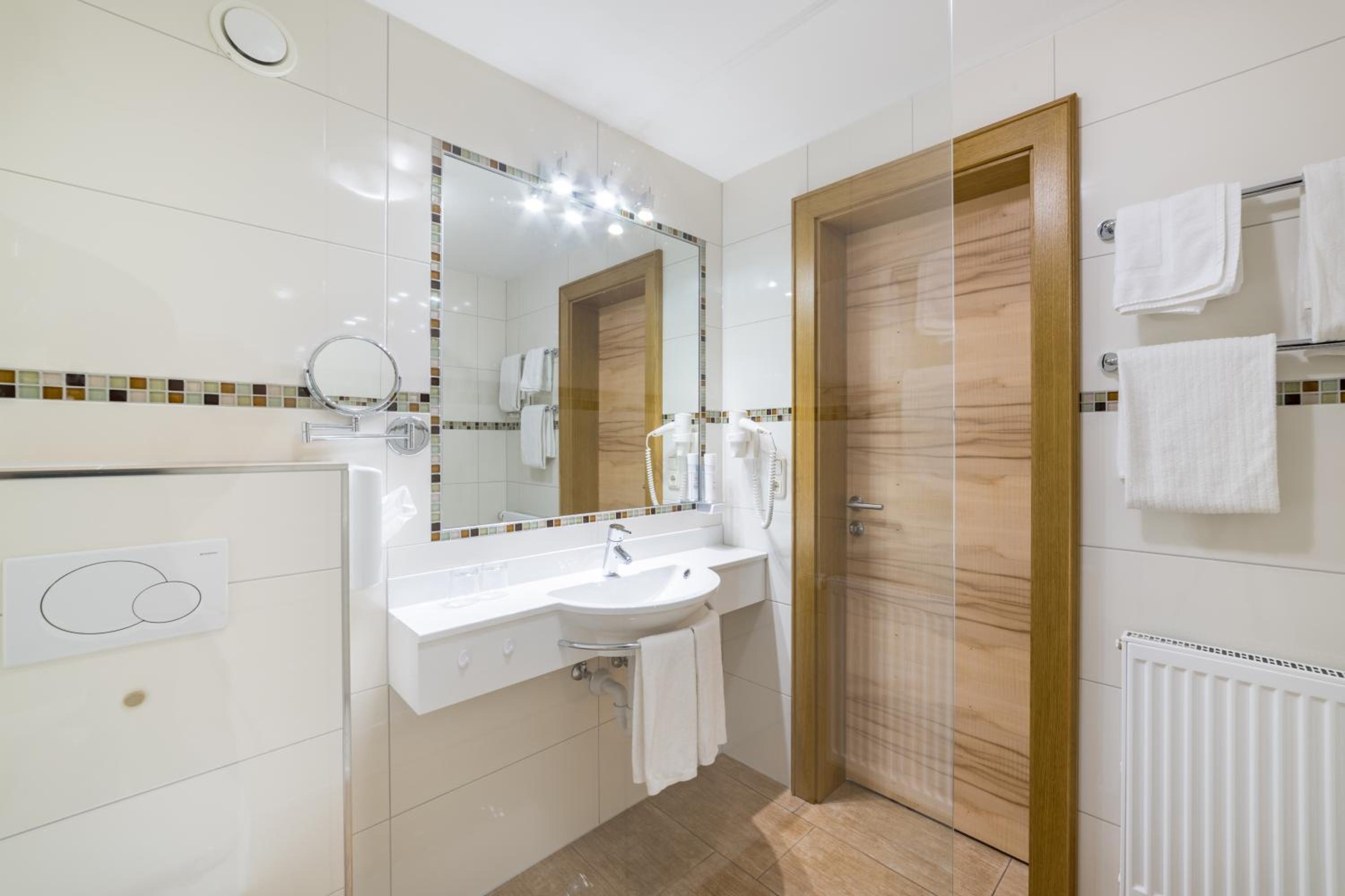 Deluxe Double Room with Balcony photo 2