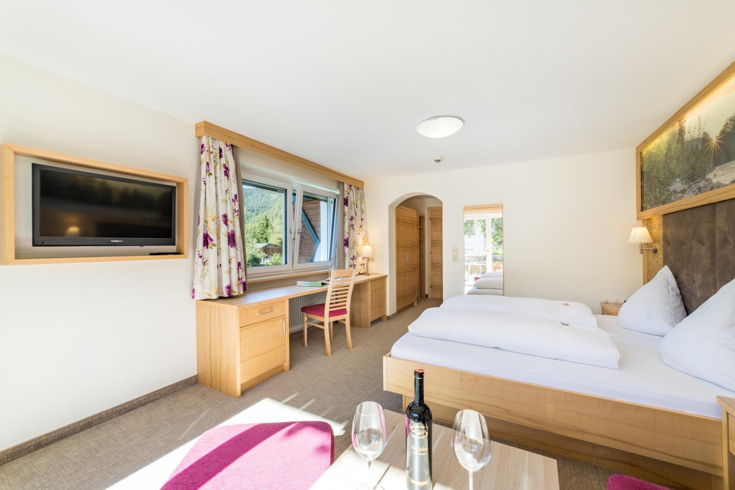 Deluxe Double Room with Balcony photo 3