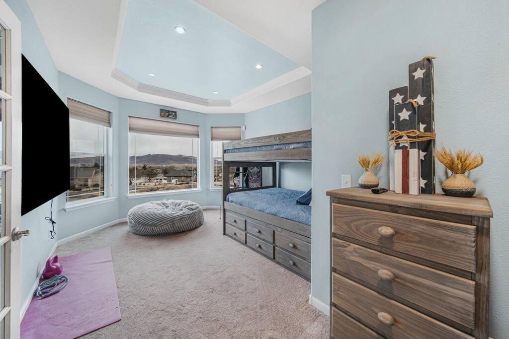 Five-Bedroom House photo 2