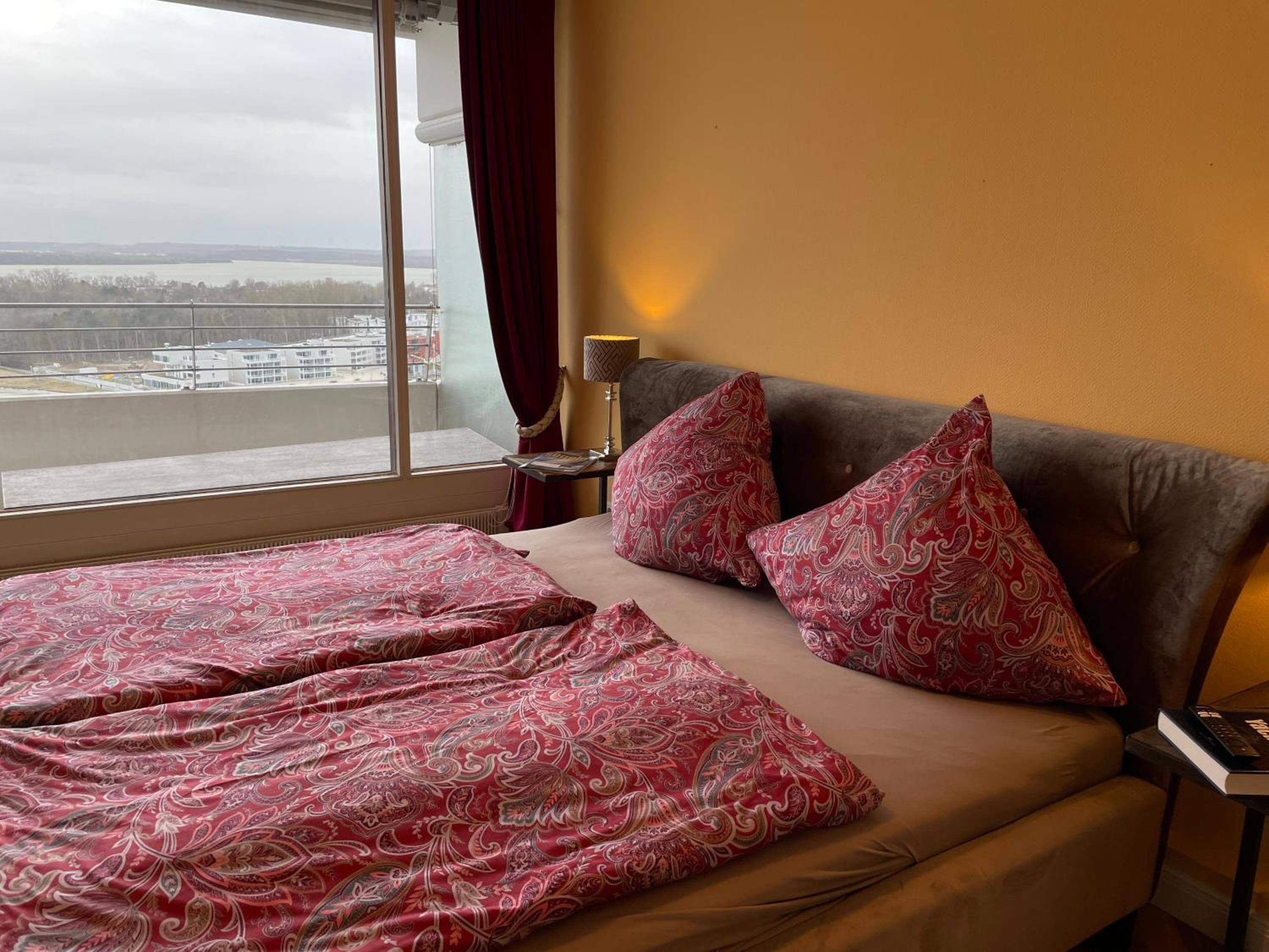 Two-Bedroom Apartment with Balcony and Sea View photo 2