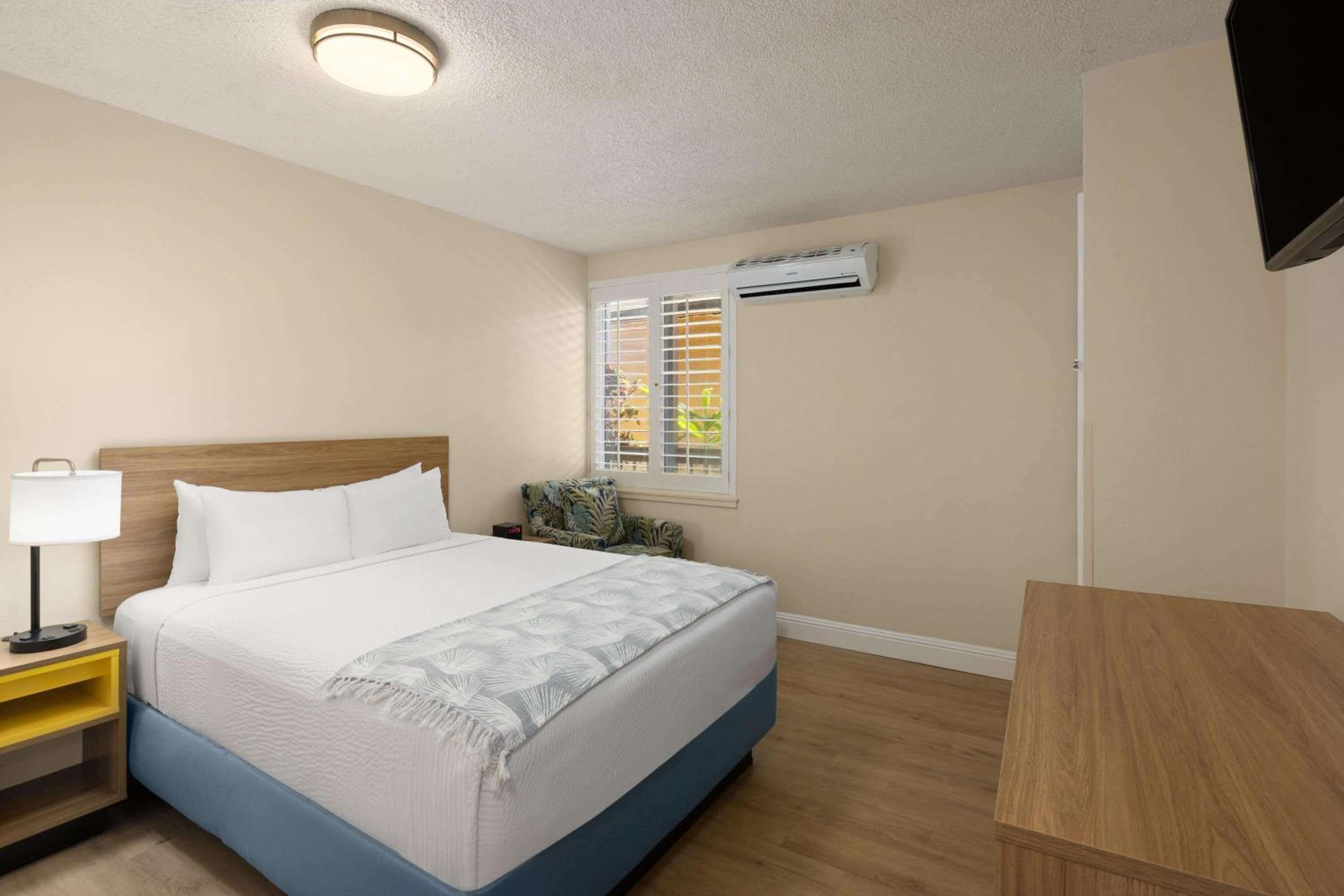 One-Bedroom Queen Suite with Ocean View - First Floor/Non-Smoking photo 1