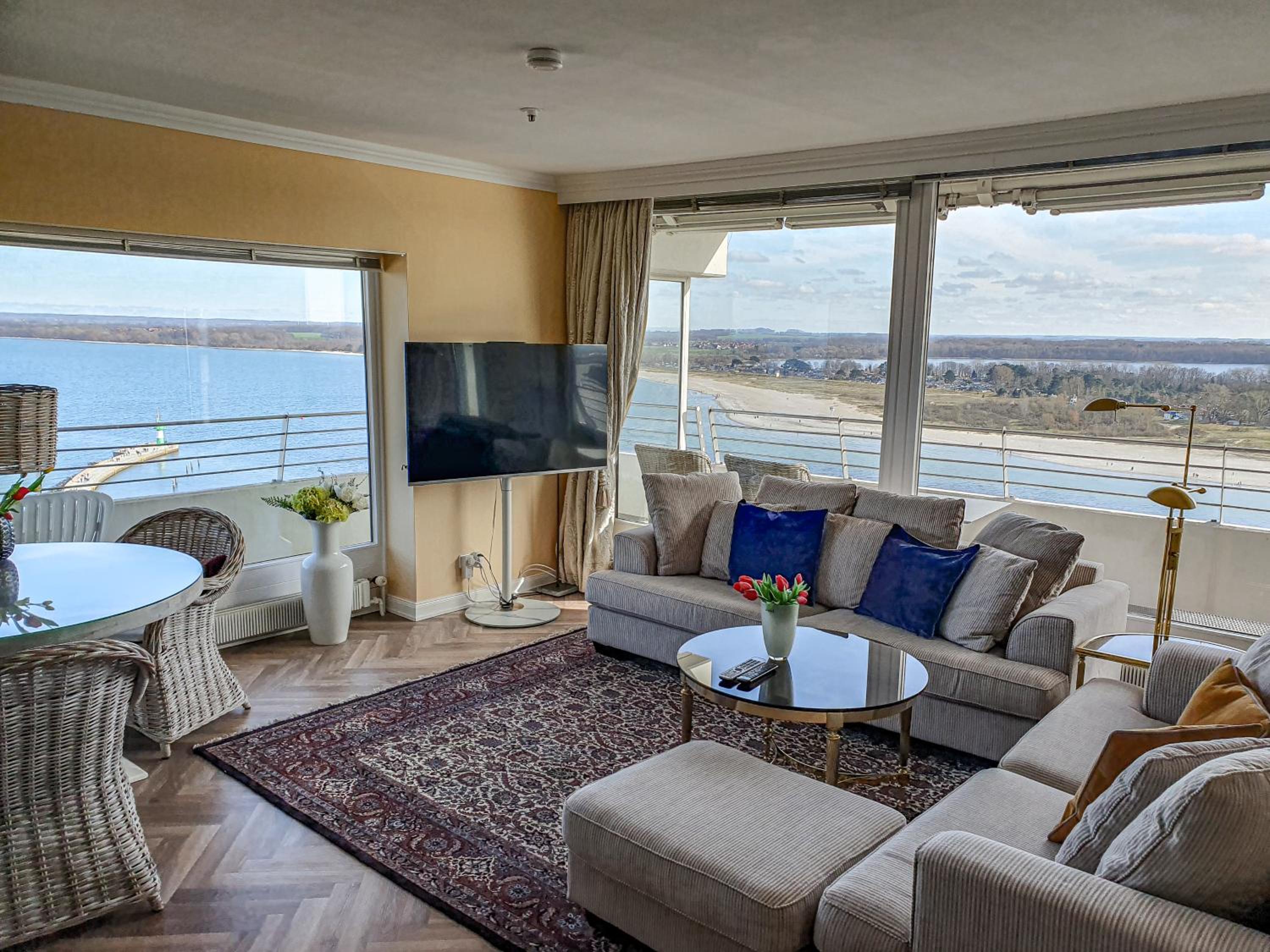 Two-Bedroom Apartment with Balcony and Sea View photo 3