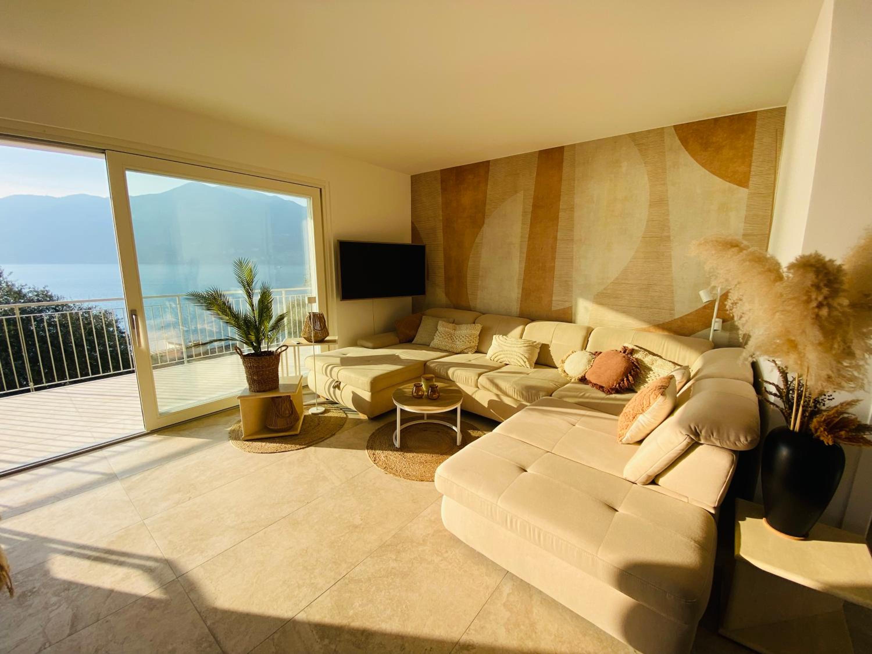Deluxe Two-Bedroom Apartment Ground Floor with King Bed, Pool, Terrace and Lake View