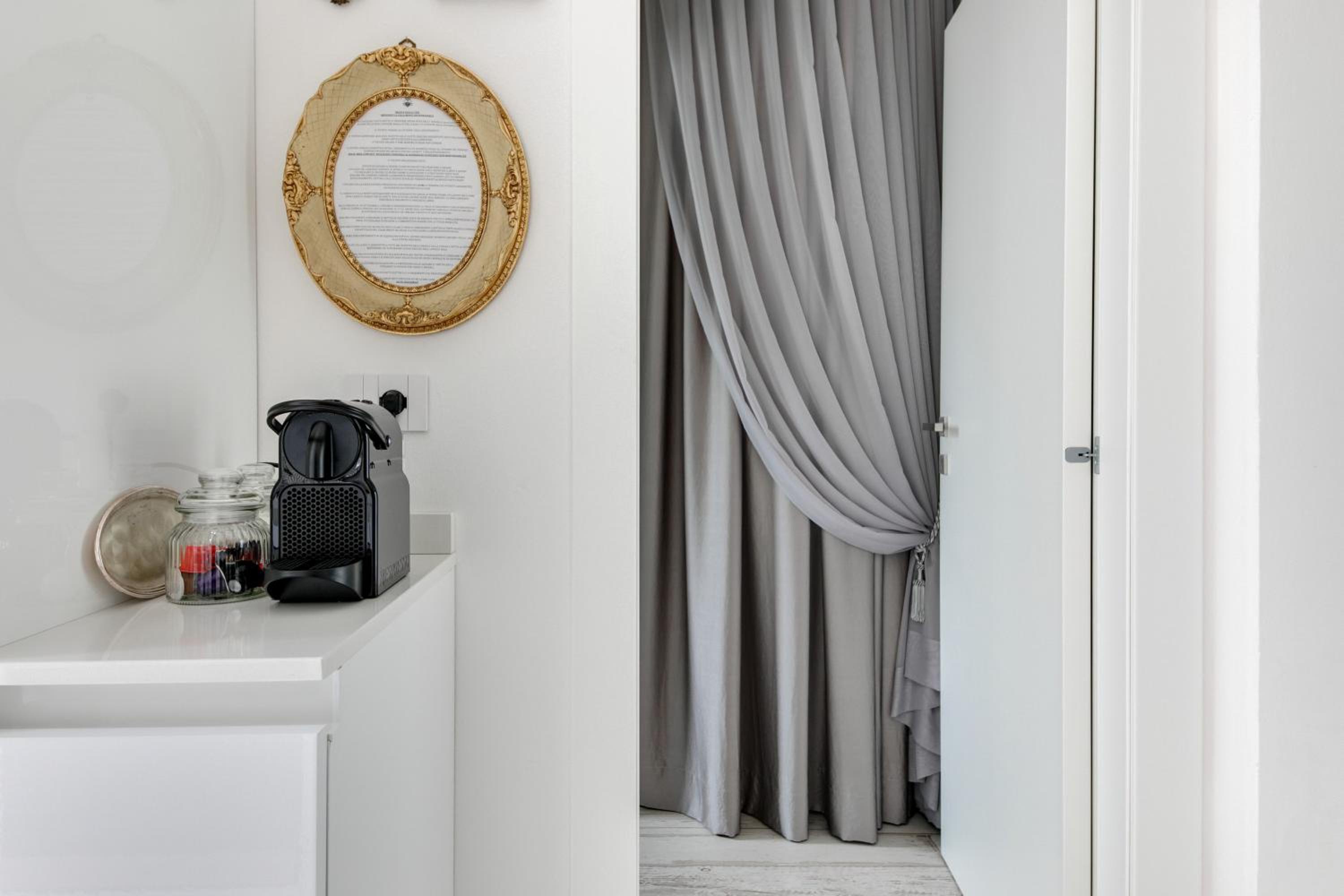 Deluxe King Suite photo 1
