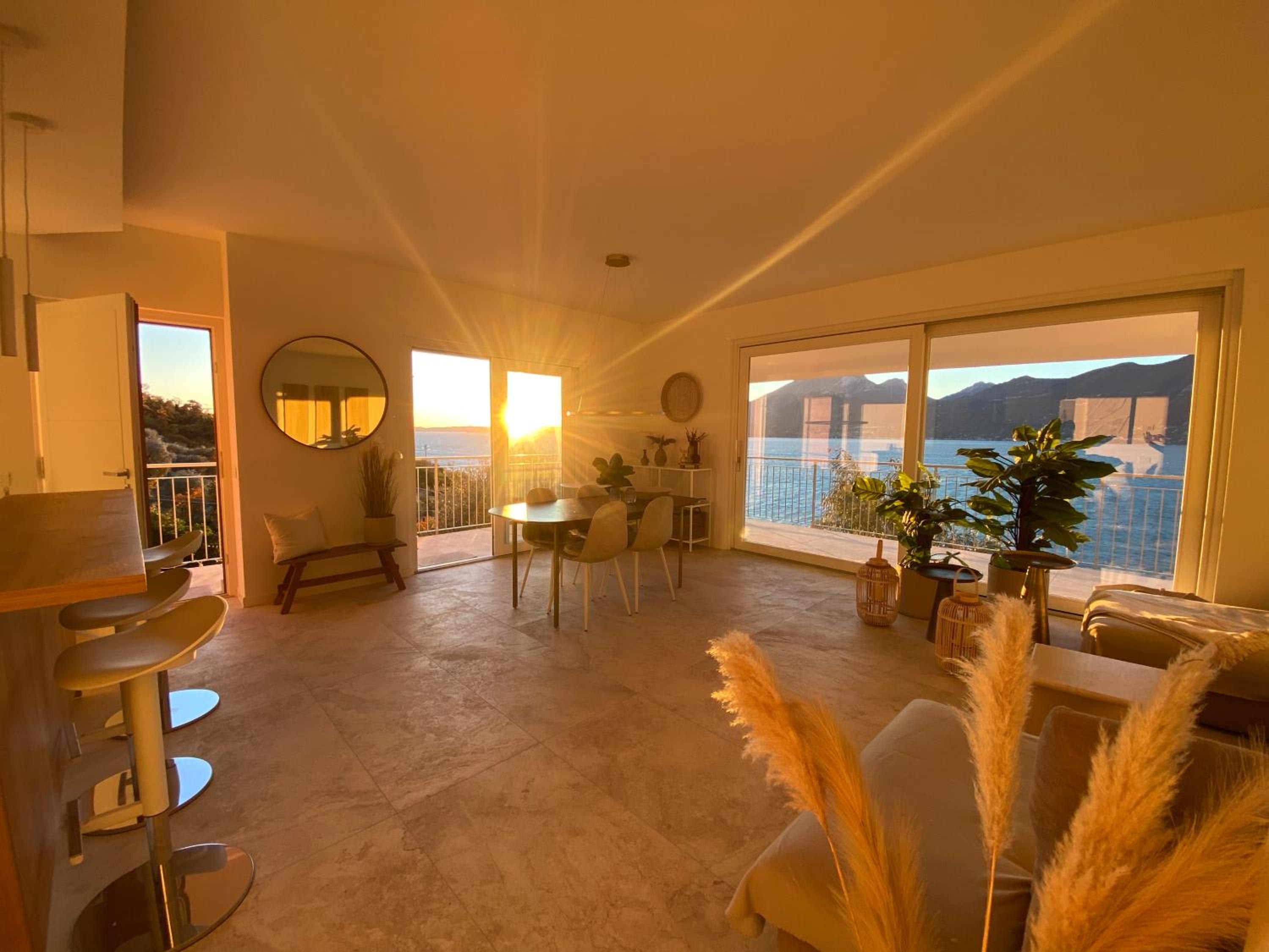 Deluxe Two-Bedroom Apartment Top Floor with King Bed, Pool, Balcony and Lake View