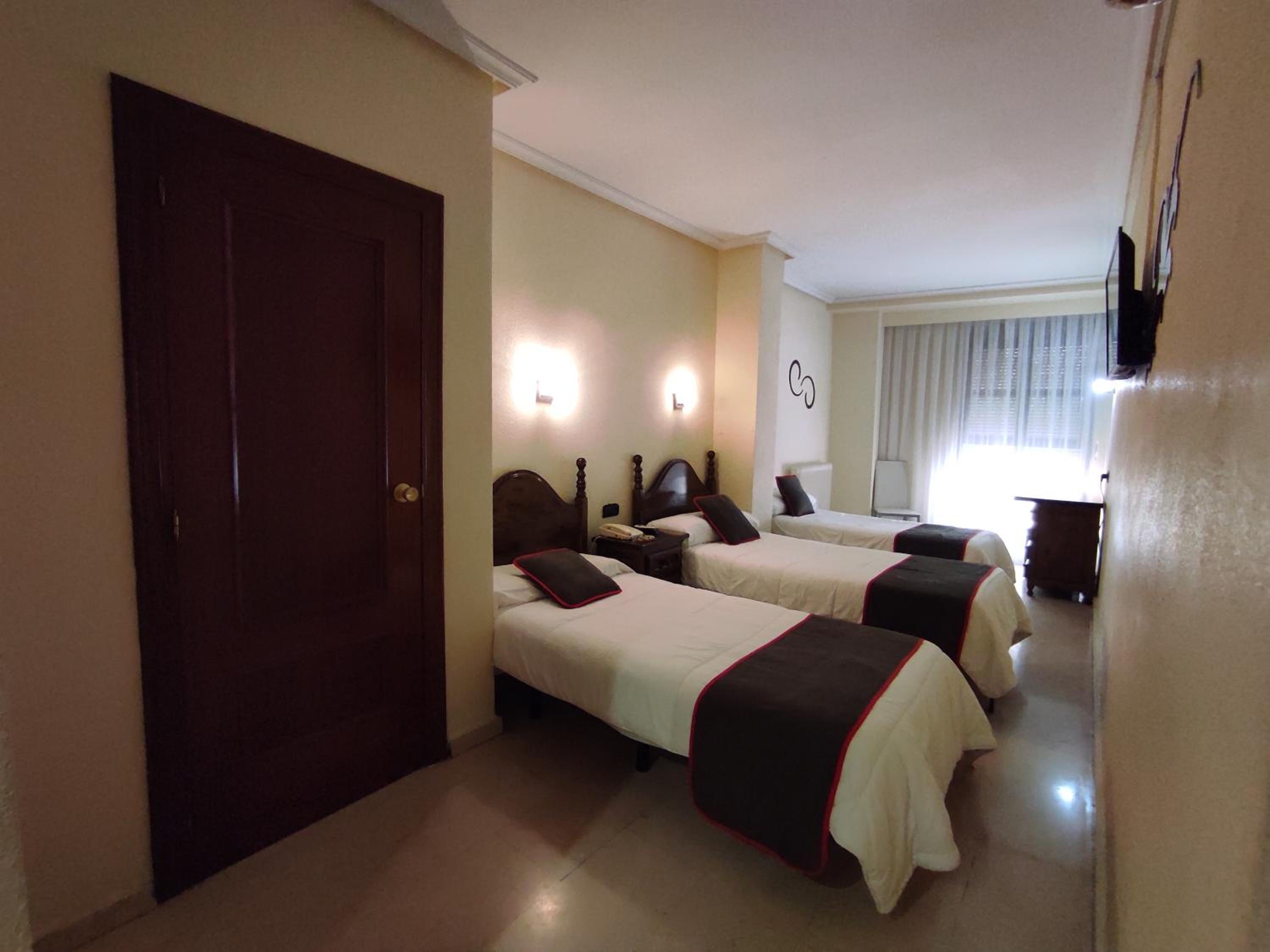 Double Room with Extra Bed - Photo 5