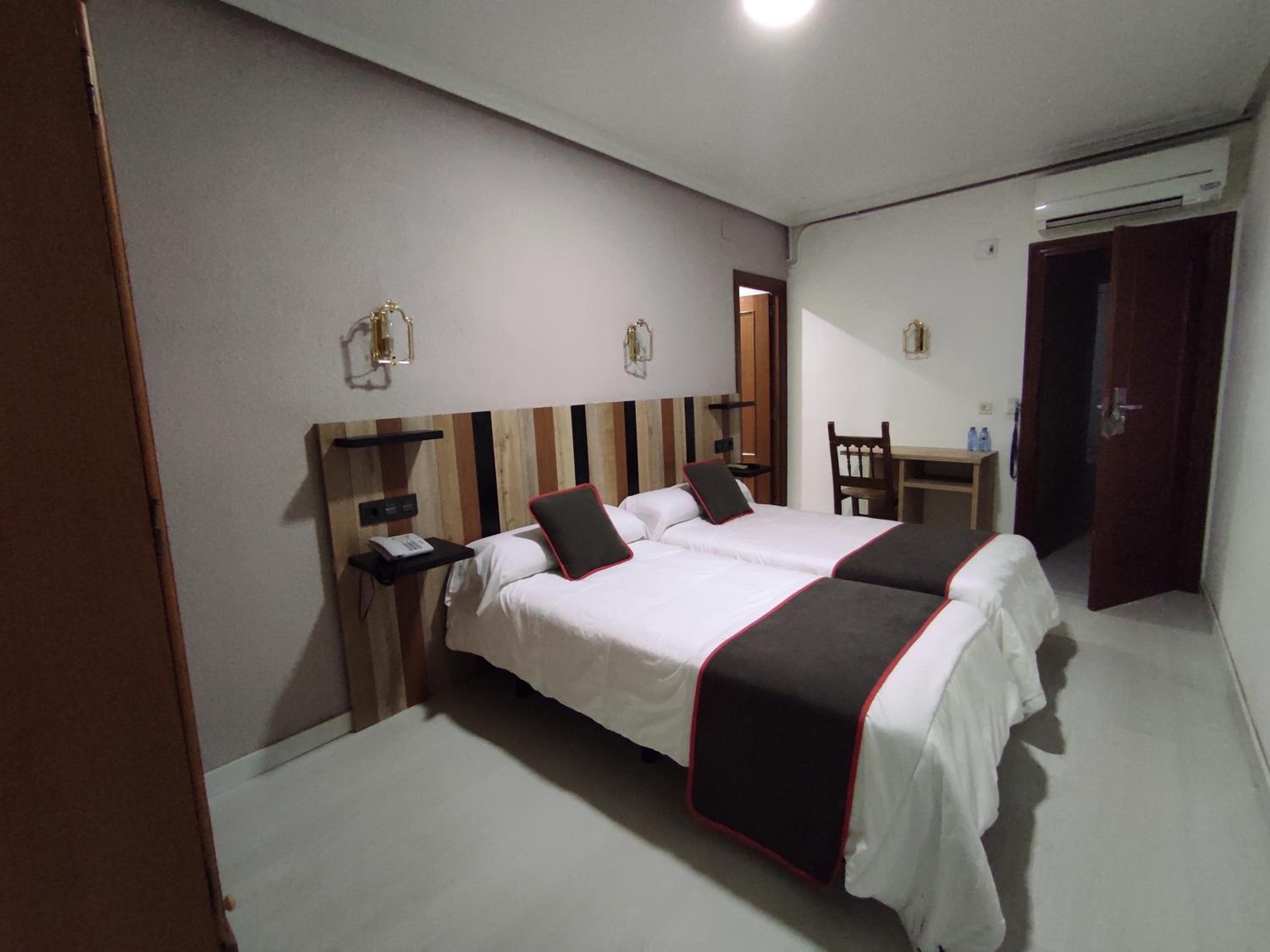 Twin Room - Photo 11