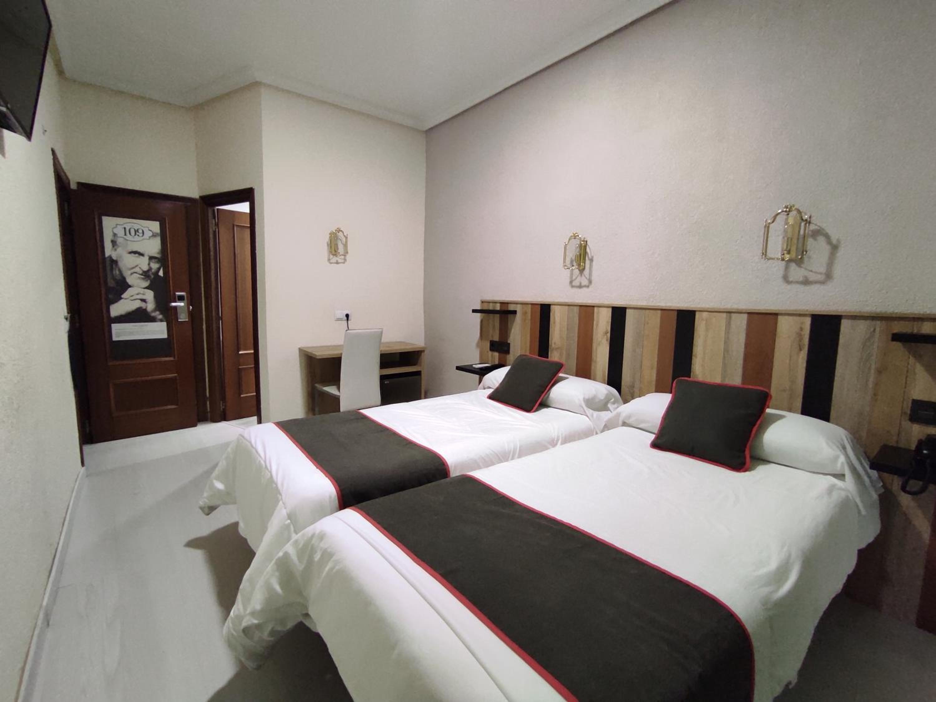 Twin Room - Photo 12