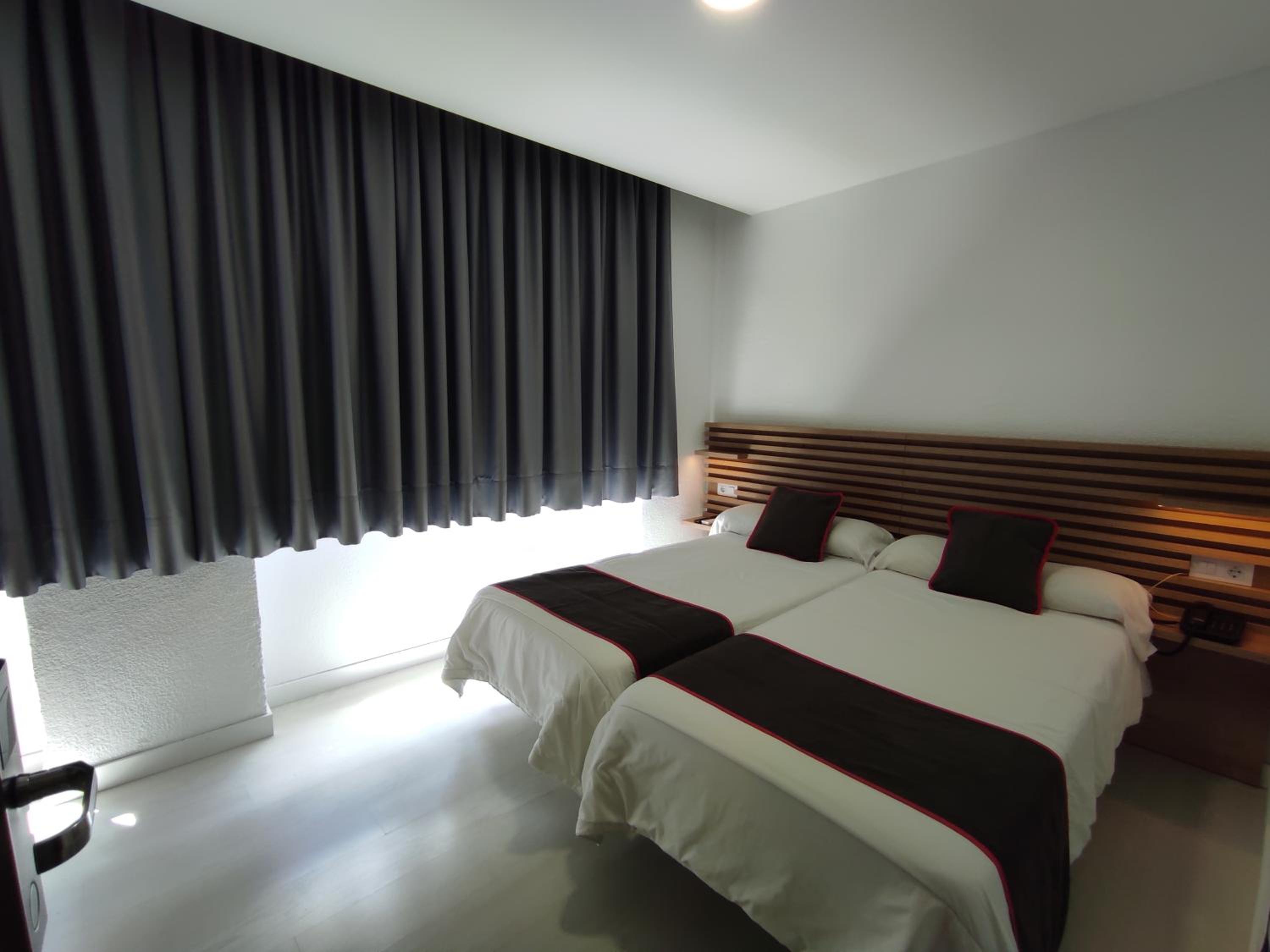 Twin Room - Photo 13