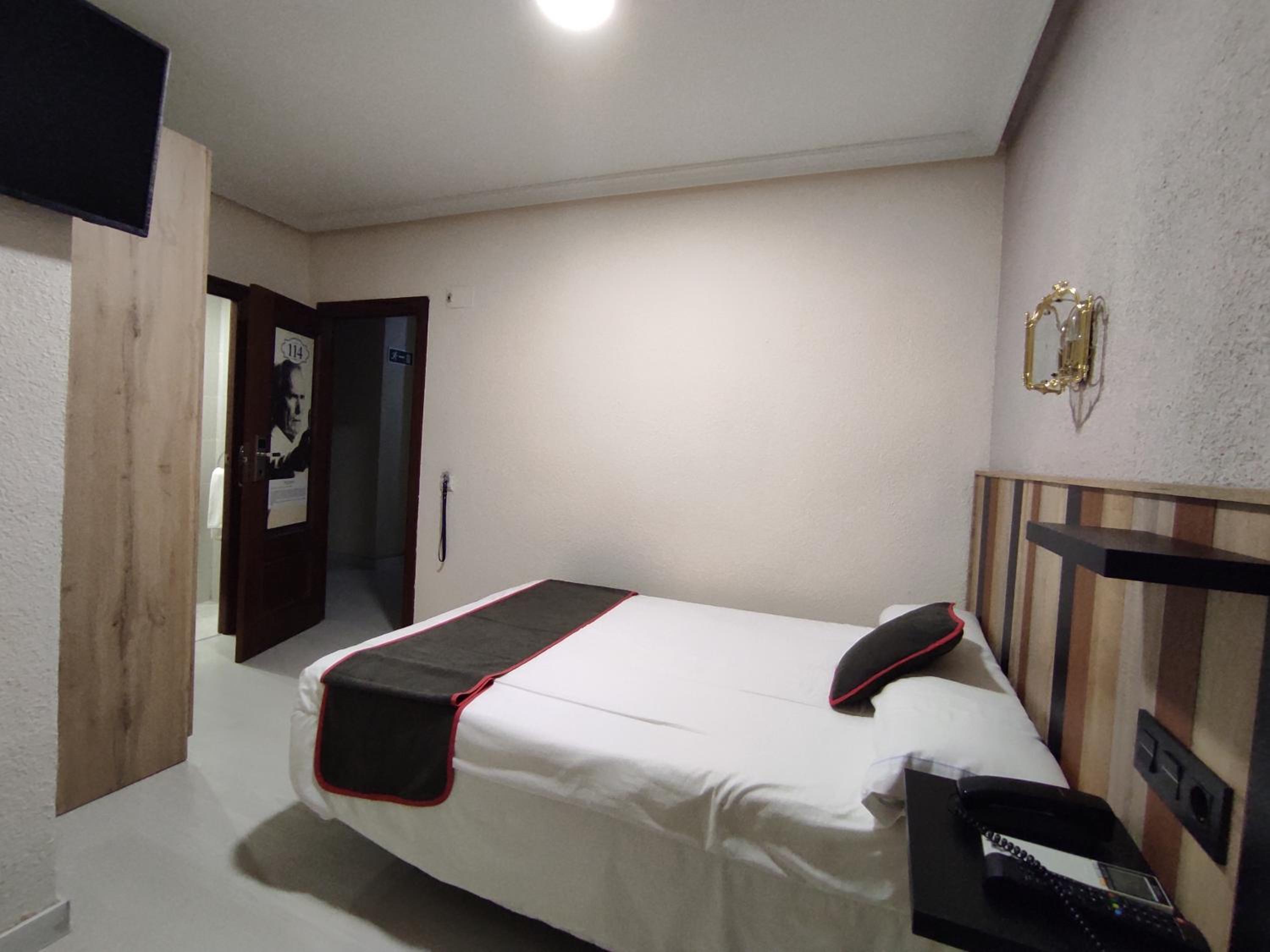 Double Room - Photo 5