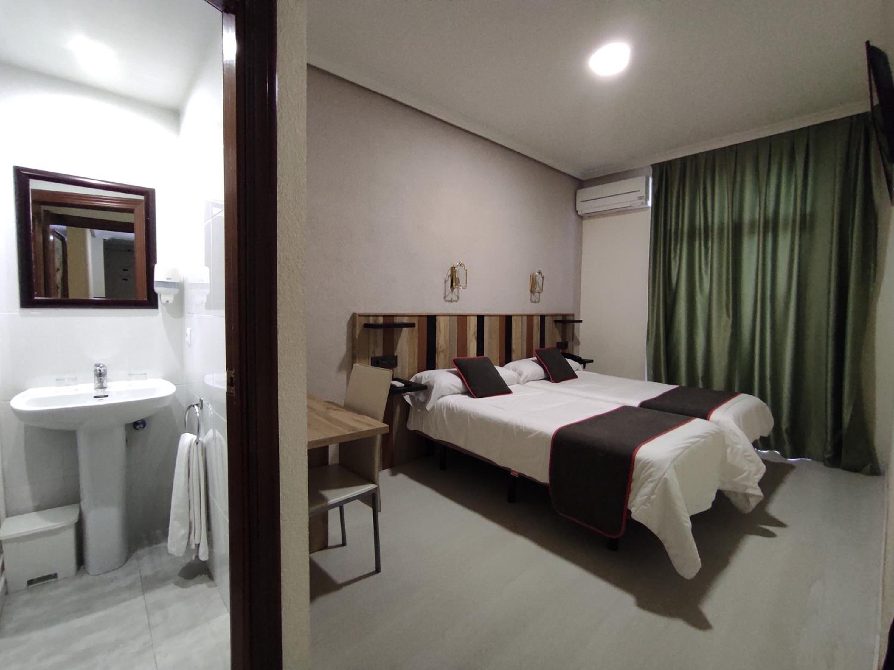 Twin Room - Photo 14