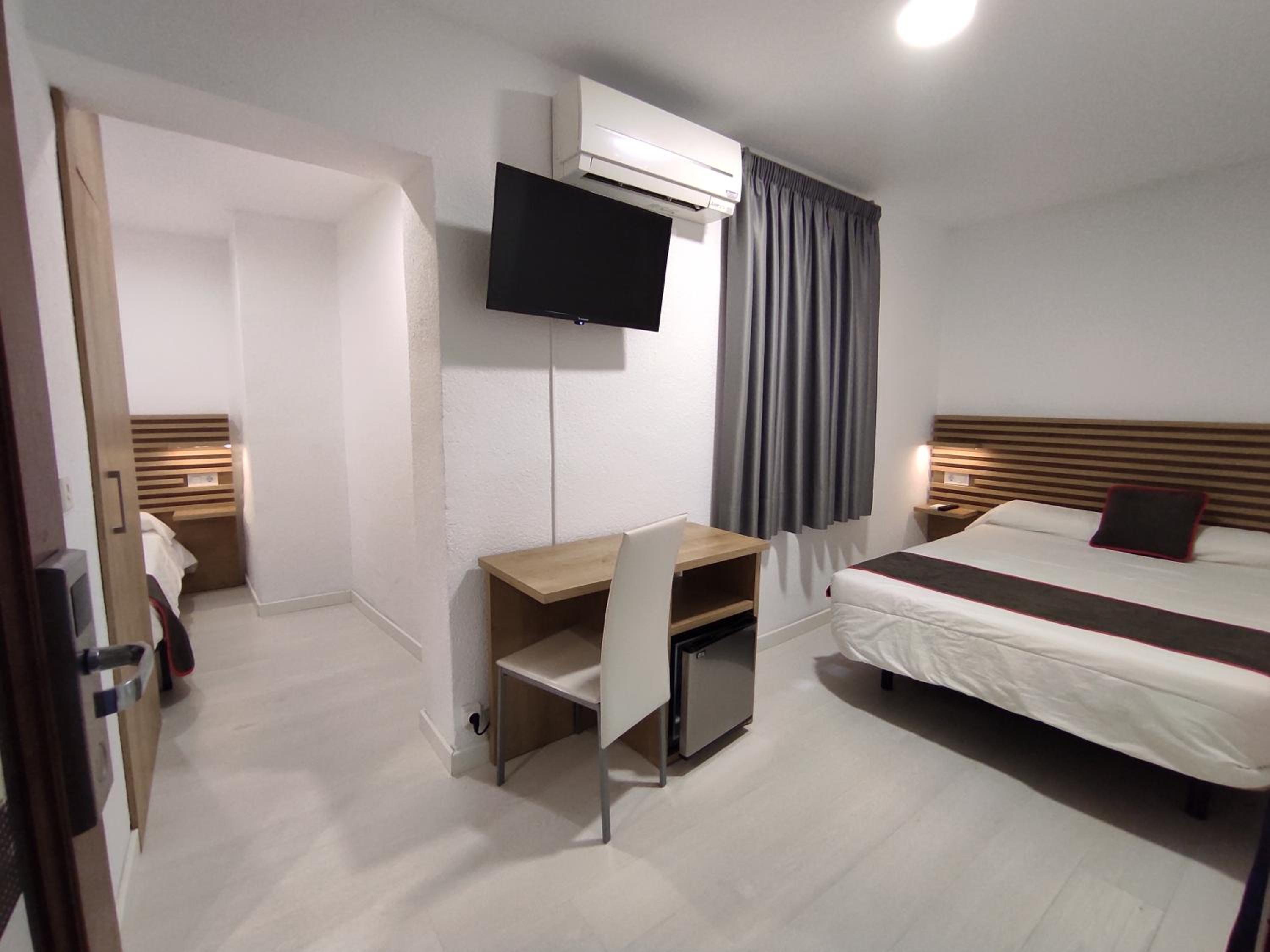 Twin Room - Photo 15