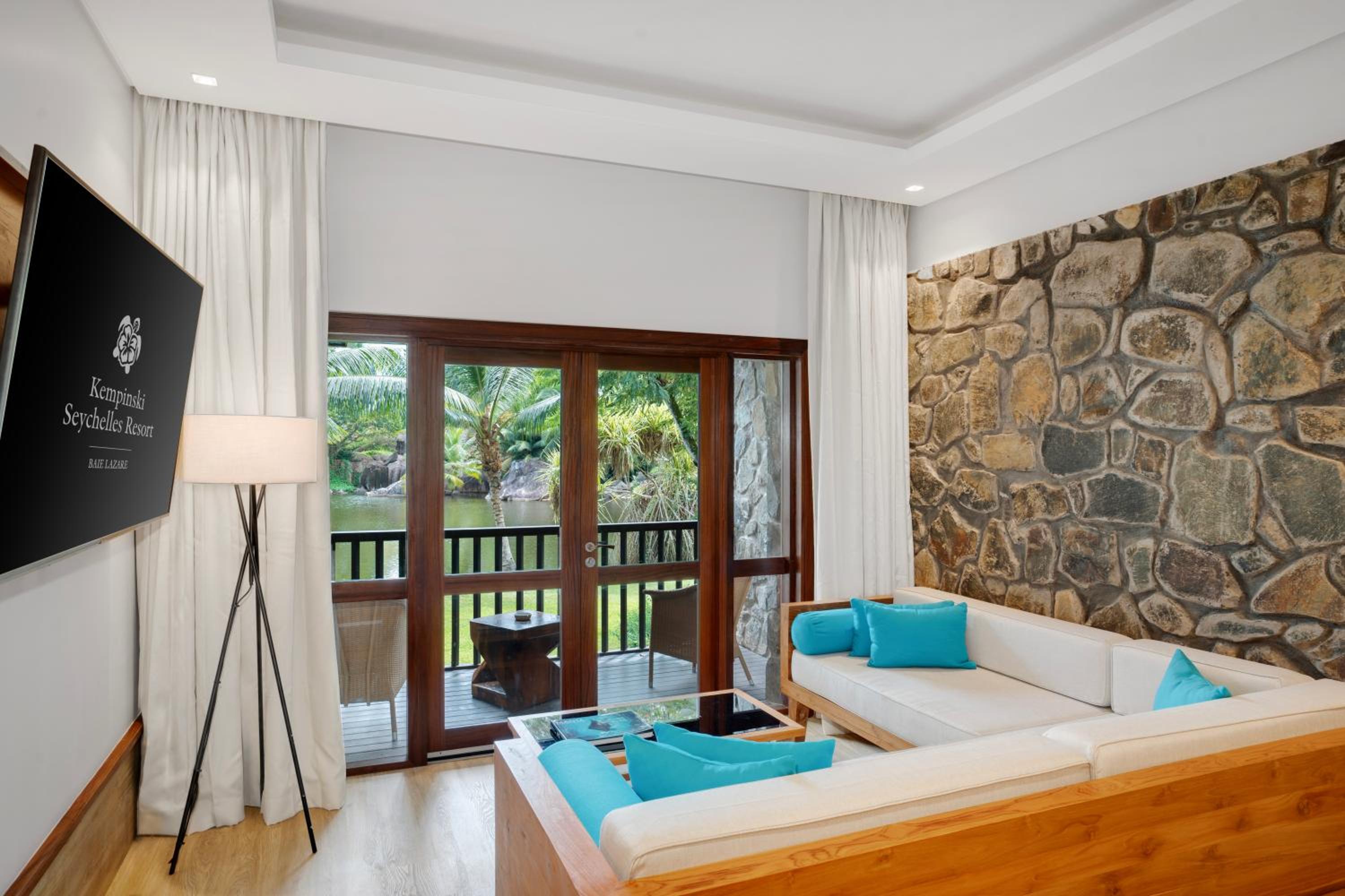 Deluxe Lagoon View King Room - Photo 8