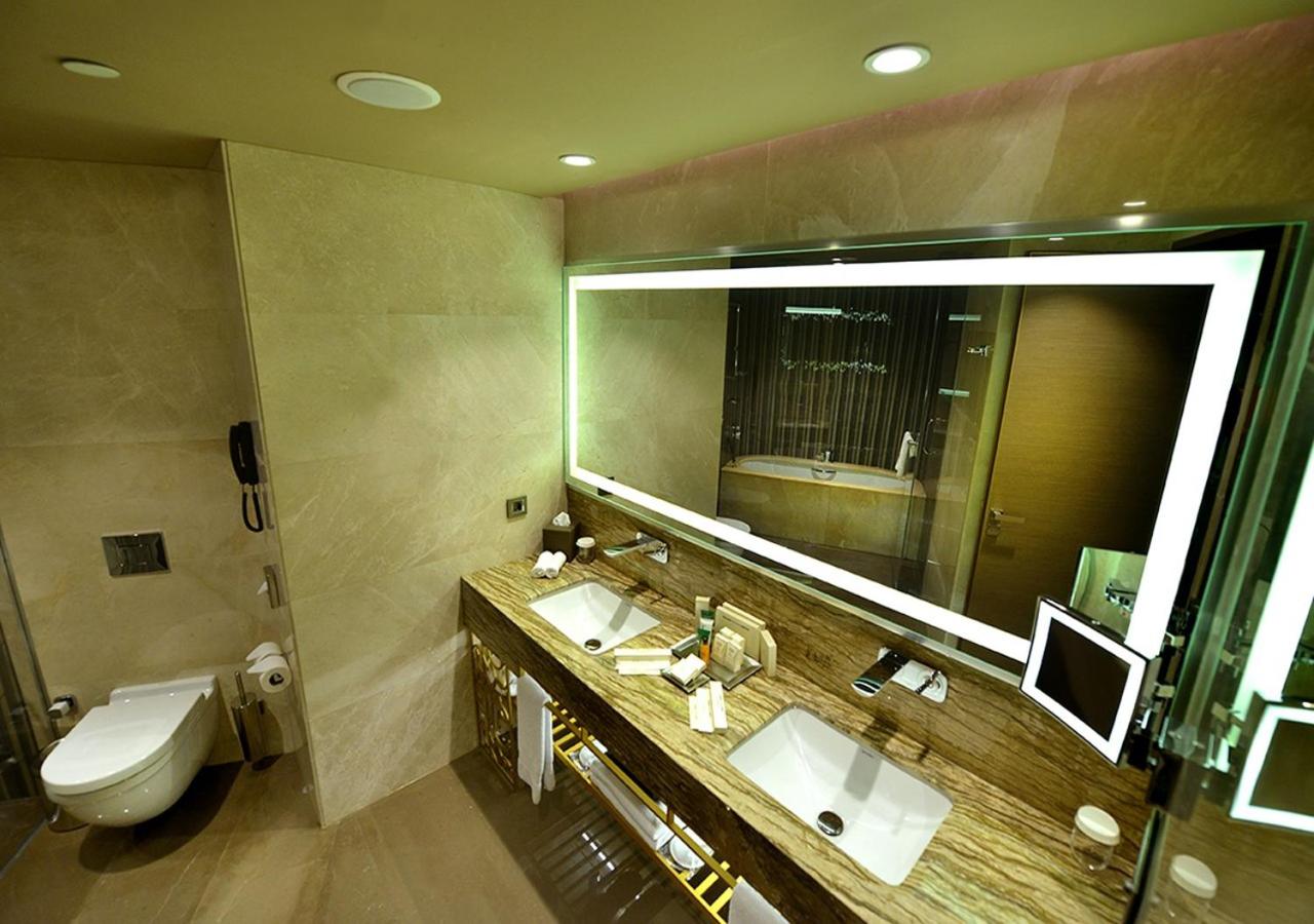 One-Bedroom Apartment with Lounge Access