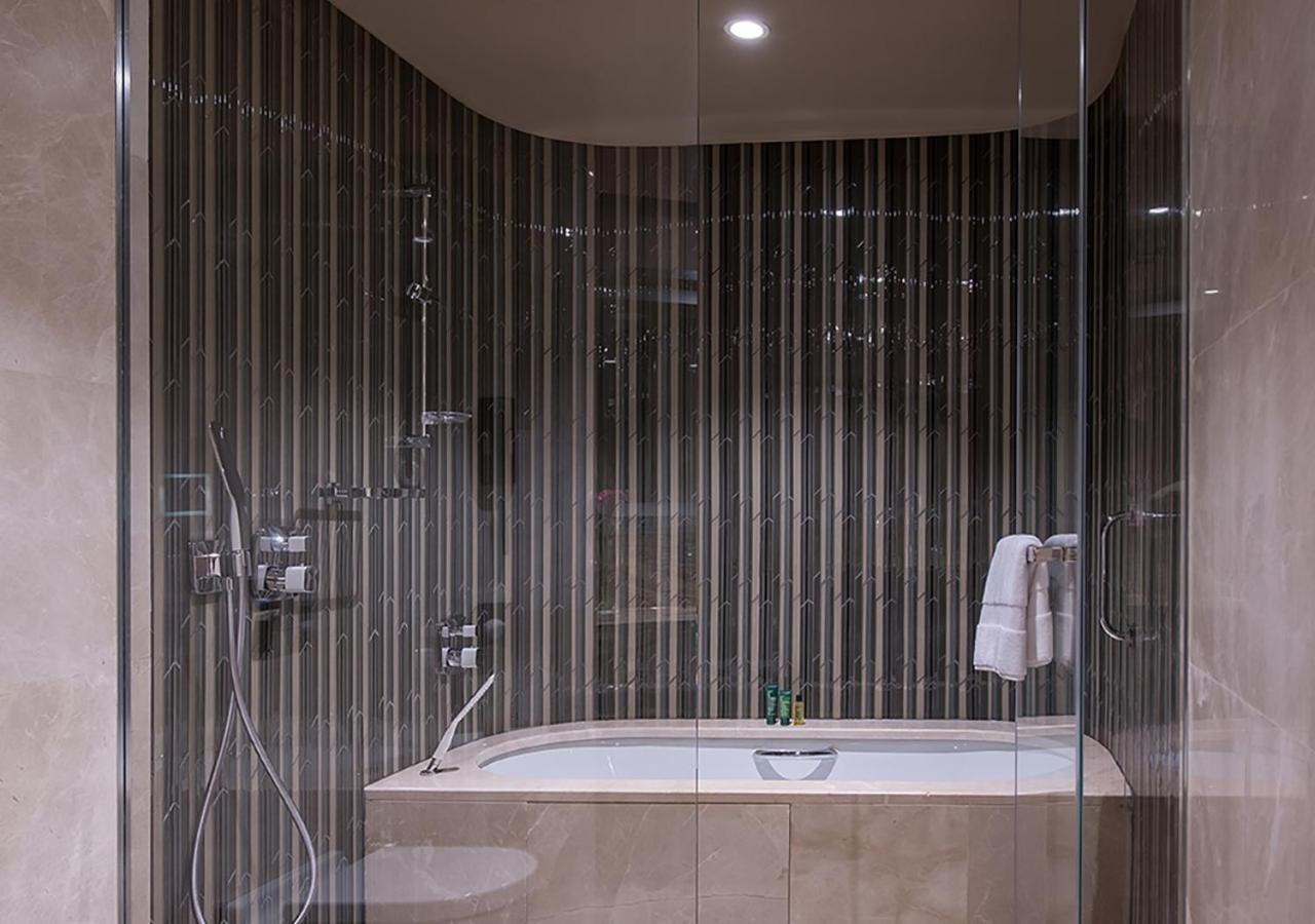 One-Bedroom King Suite - Lounge Access thumbnail 5