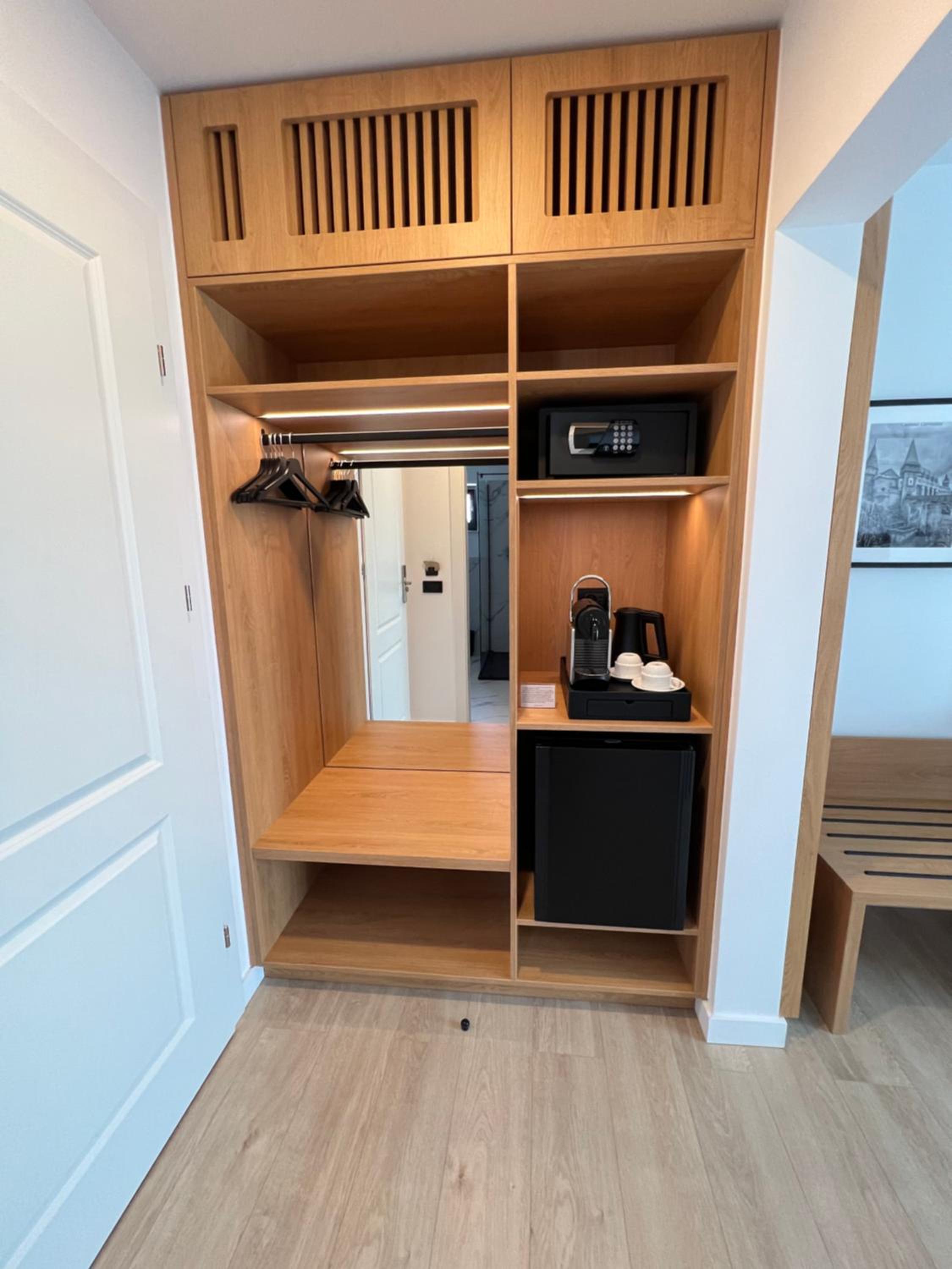 Standard Double or Twin Room - Photo 9
