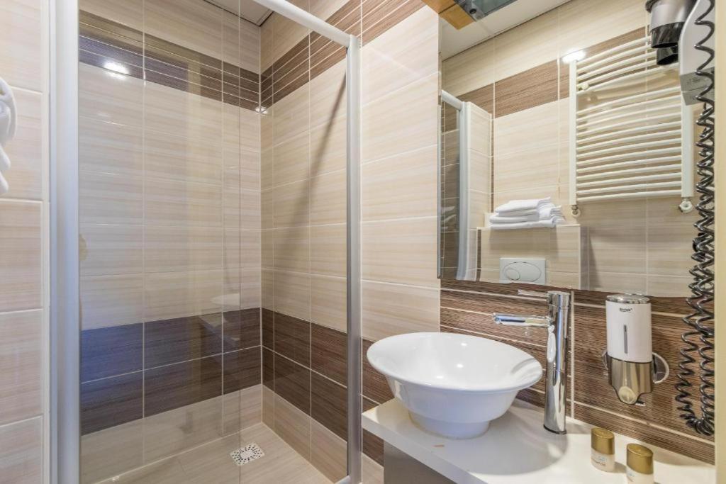Double Room with Balcony - Photo 6