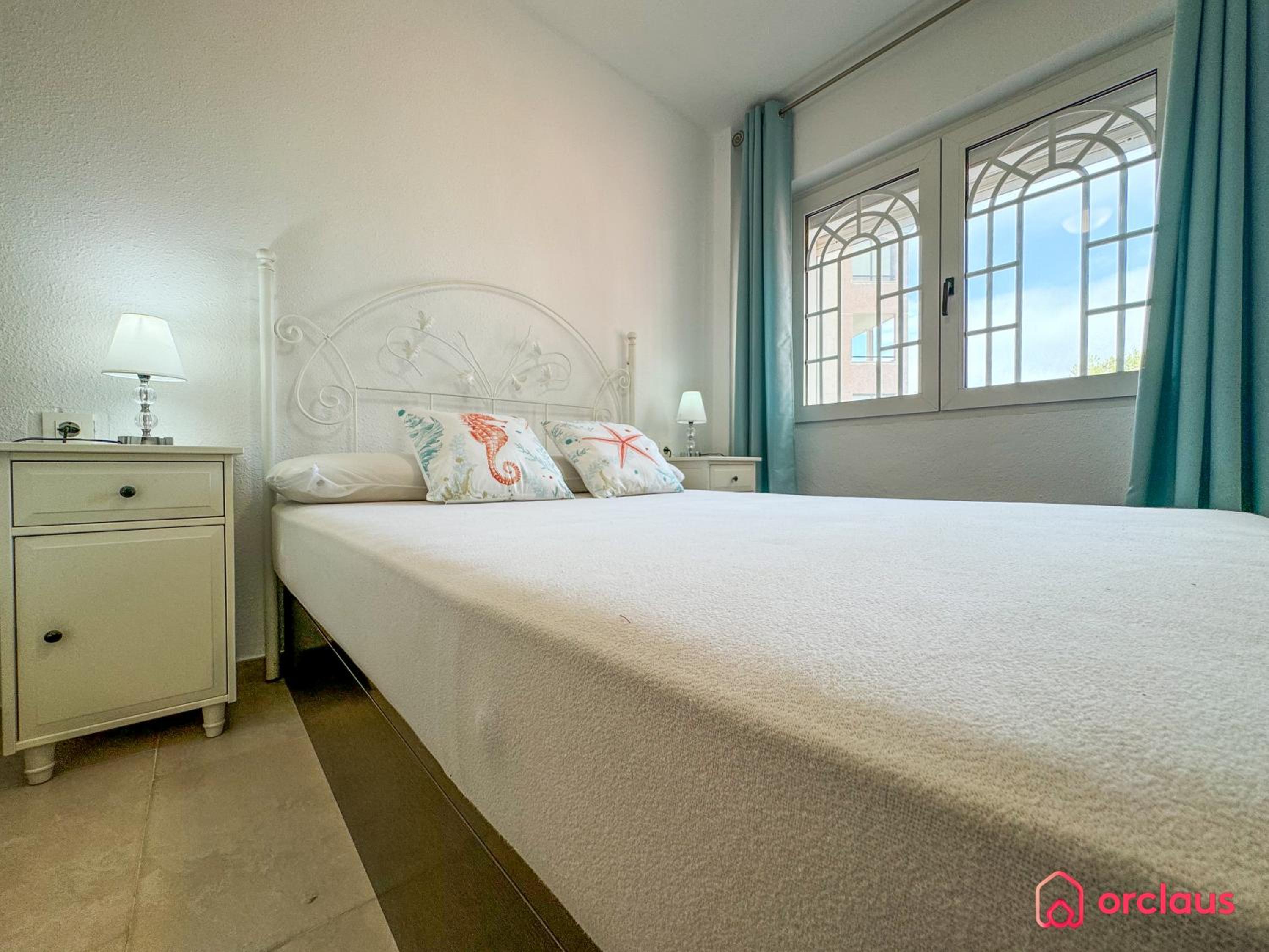 Apartamento de dos habitaciones con terraza y vista al mar