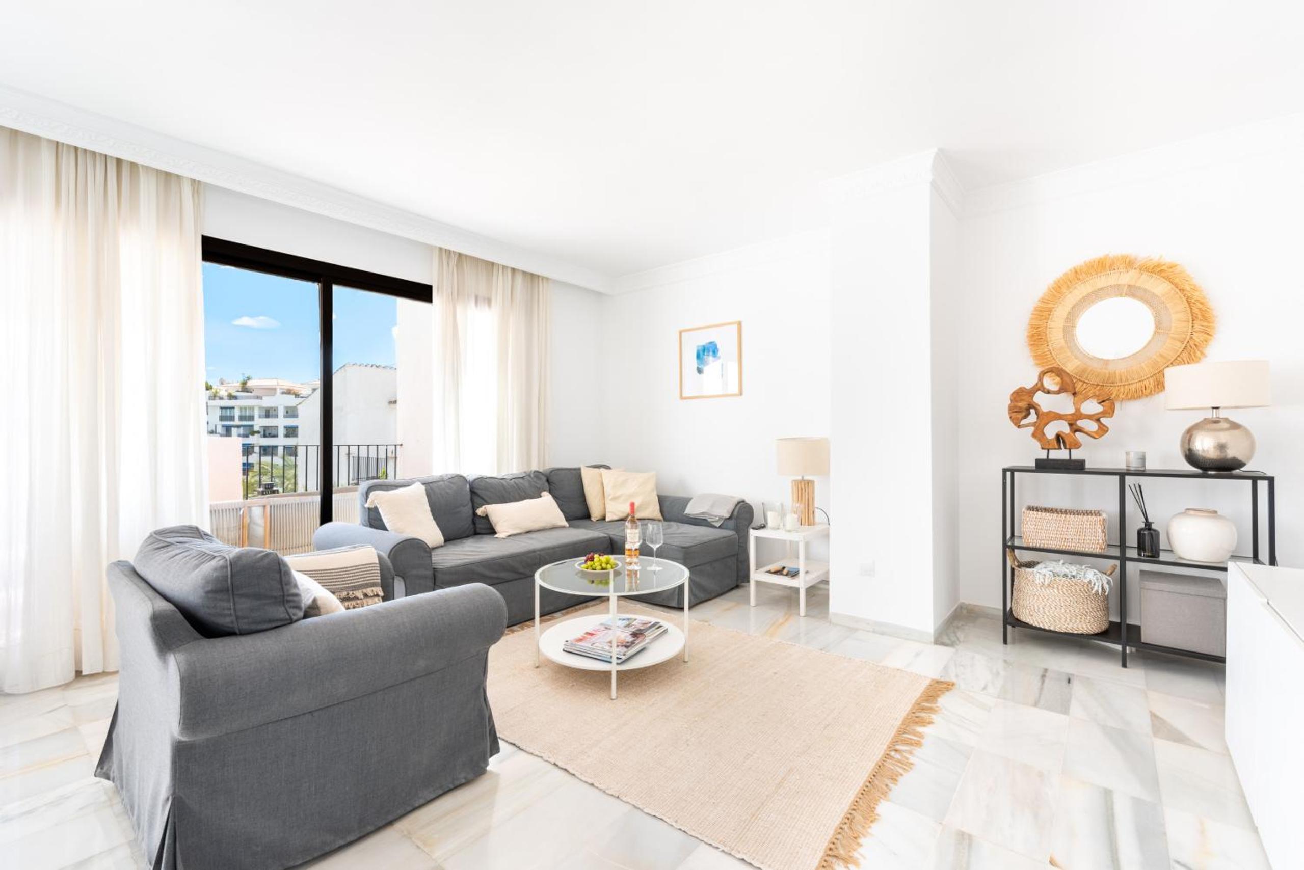 Apartamento de Dos Dormitorios con Vista a la Piscina