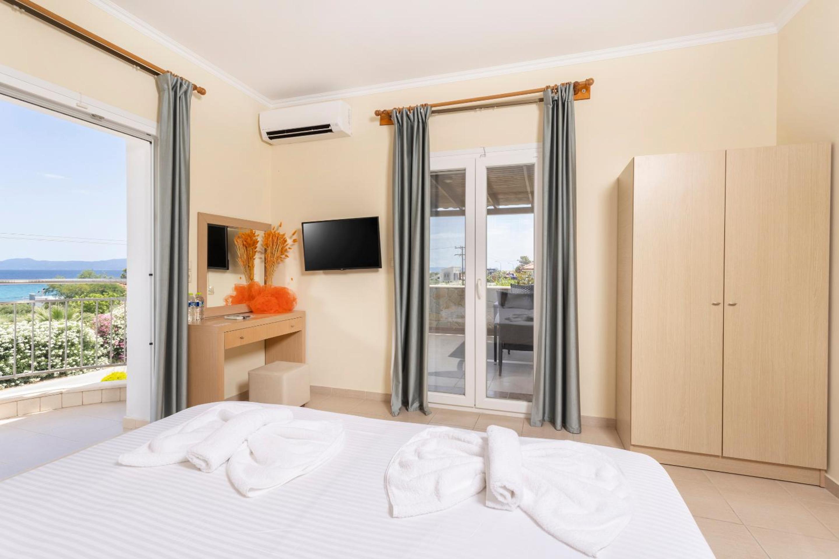 Double or Twin Room with Sea View photo 3