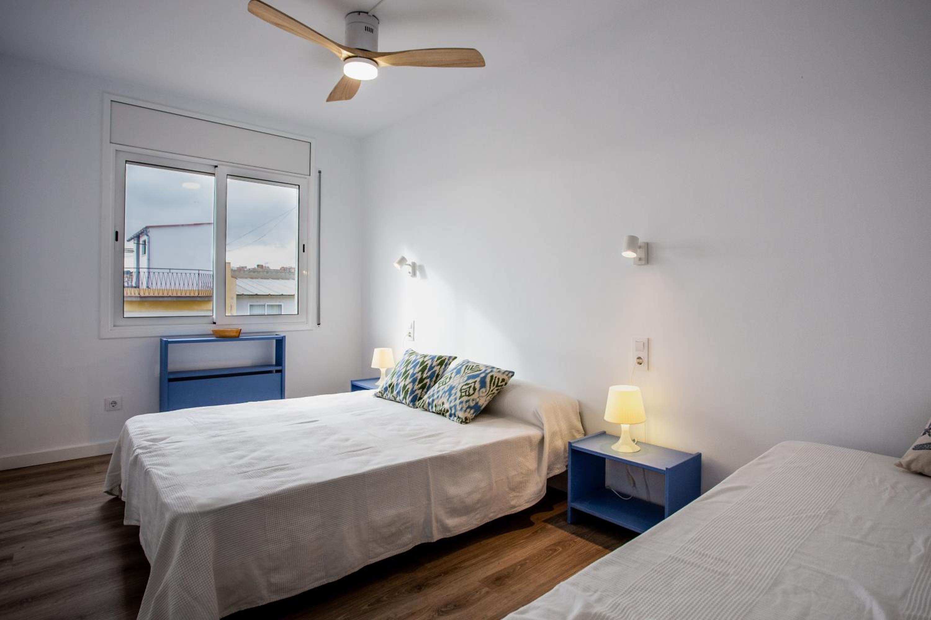 Apartamento de dos habitaciones con balcón y vista al mar