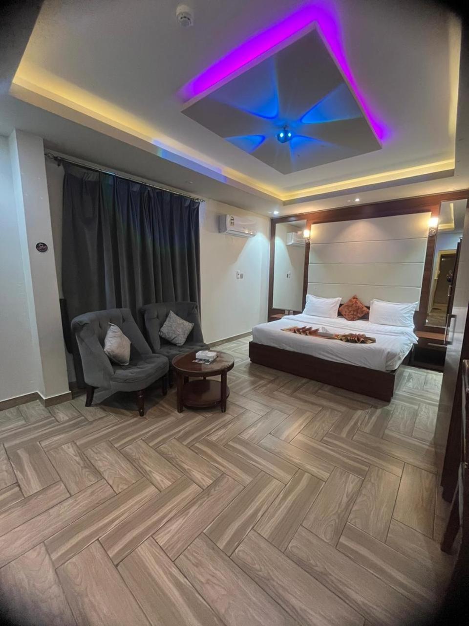 Deluxe King Room photo 1