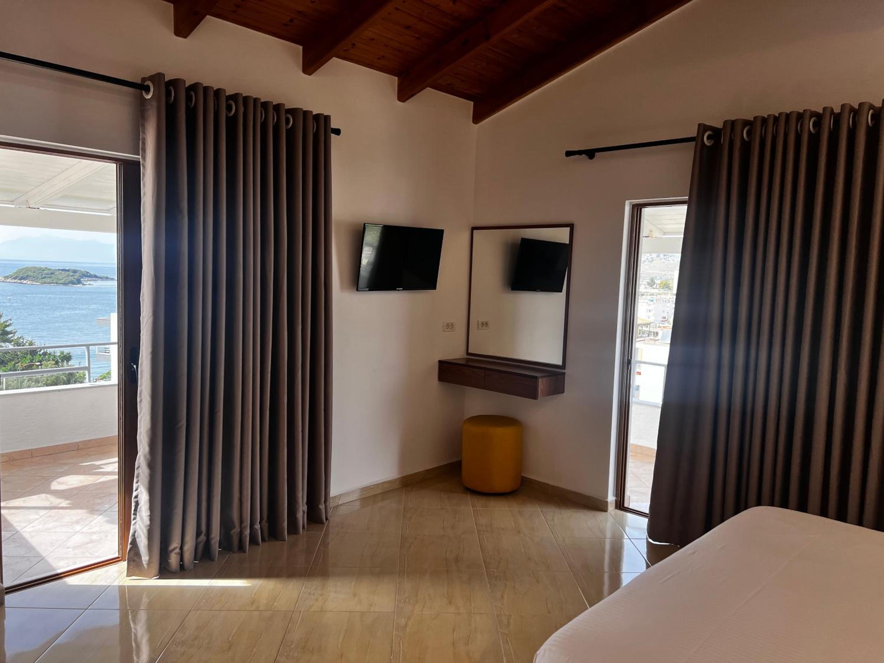 Deluxe Triple Room with Sea View photo 3