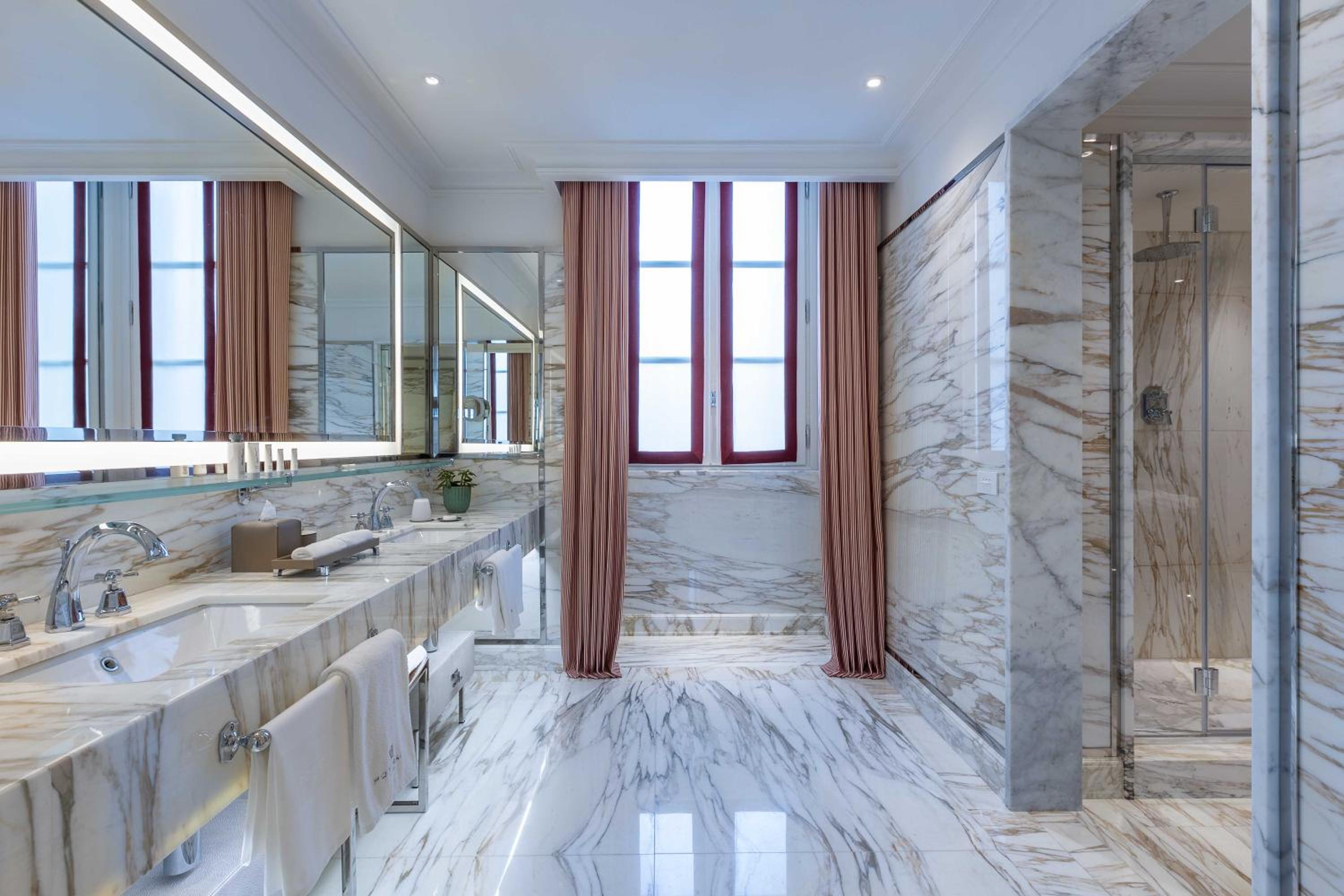 One-Bedroom Suite thumbnail 6