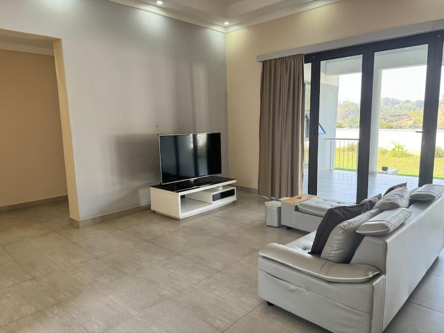 Three-Bedroom Villa photo 3