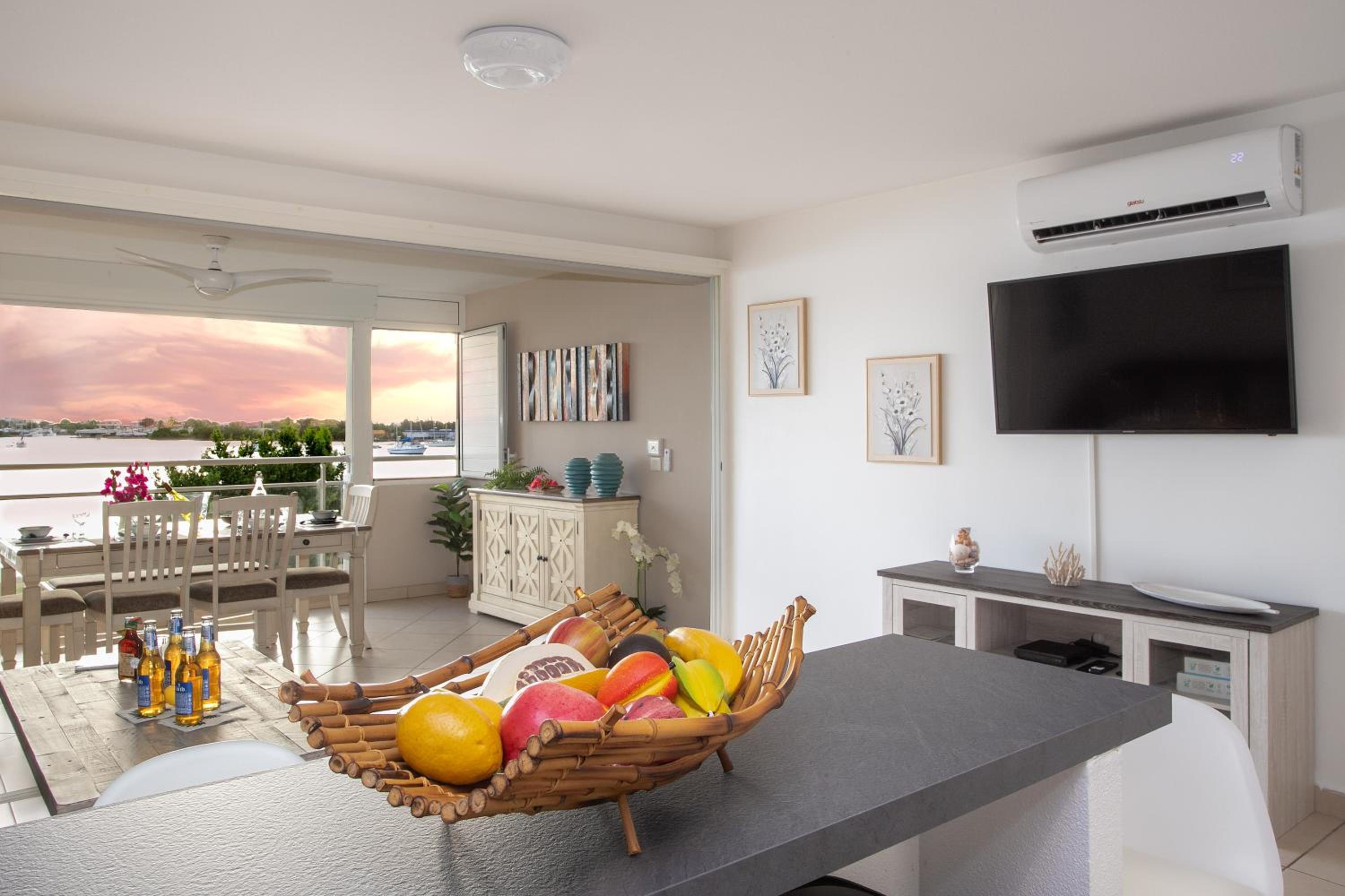 One-Bedroom Apartment with Lake View photo 2