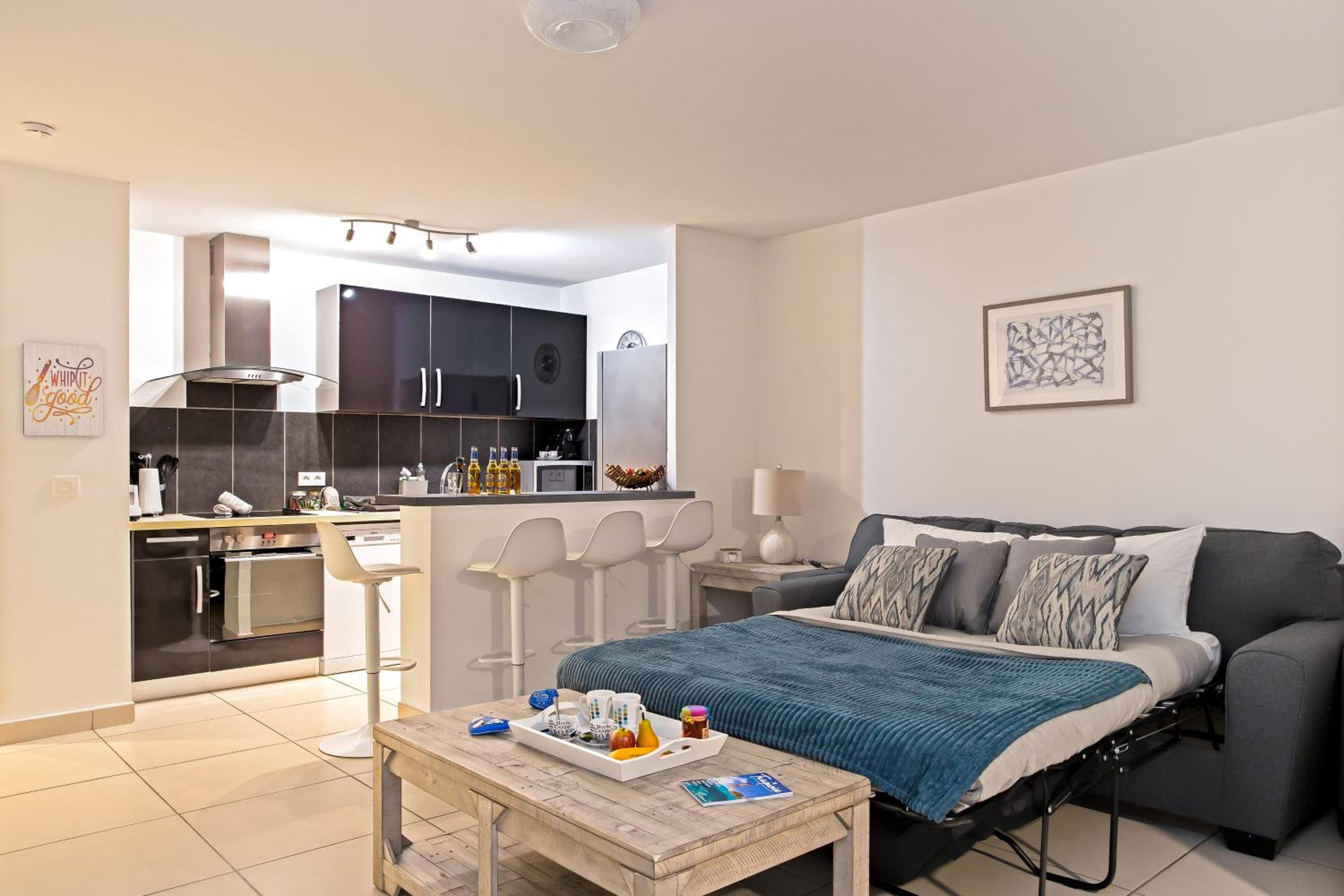 One-Bedroom Apartment with Lake View photo 1