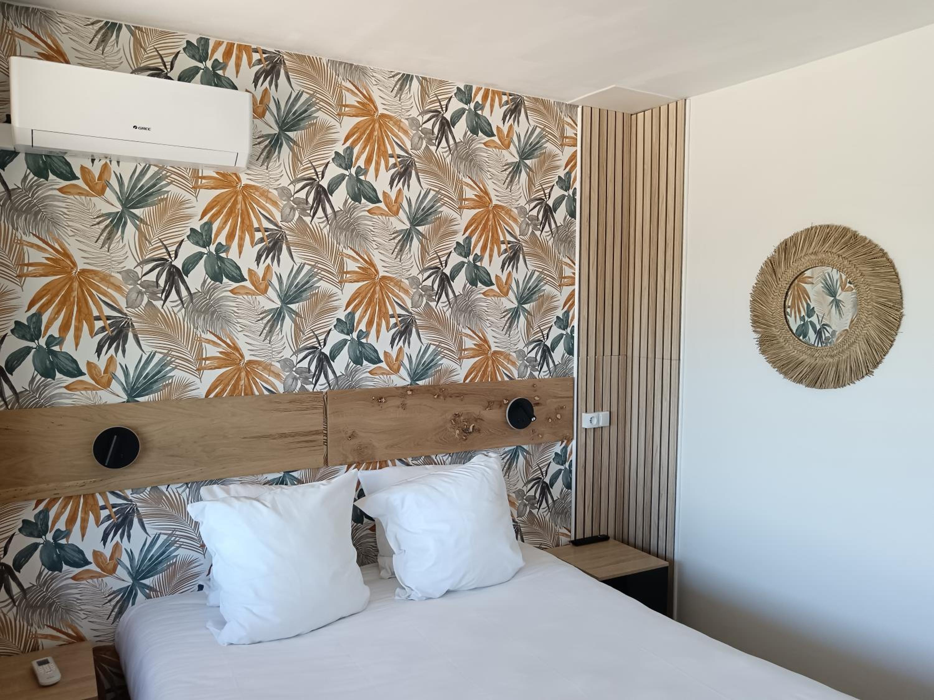 Superior Double Room Rhône Side thumbnail 5