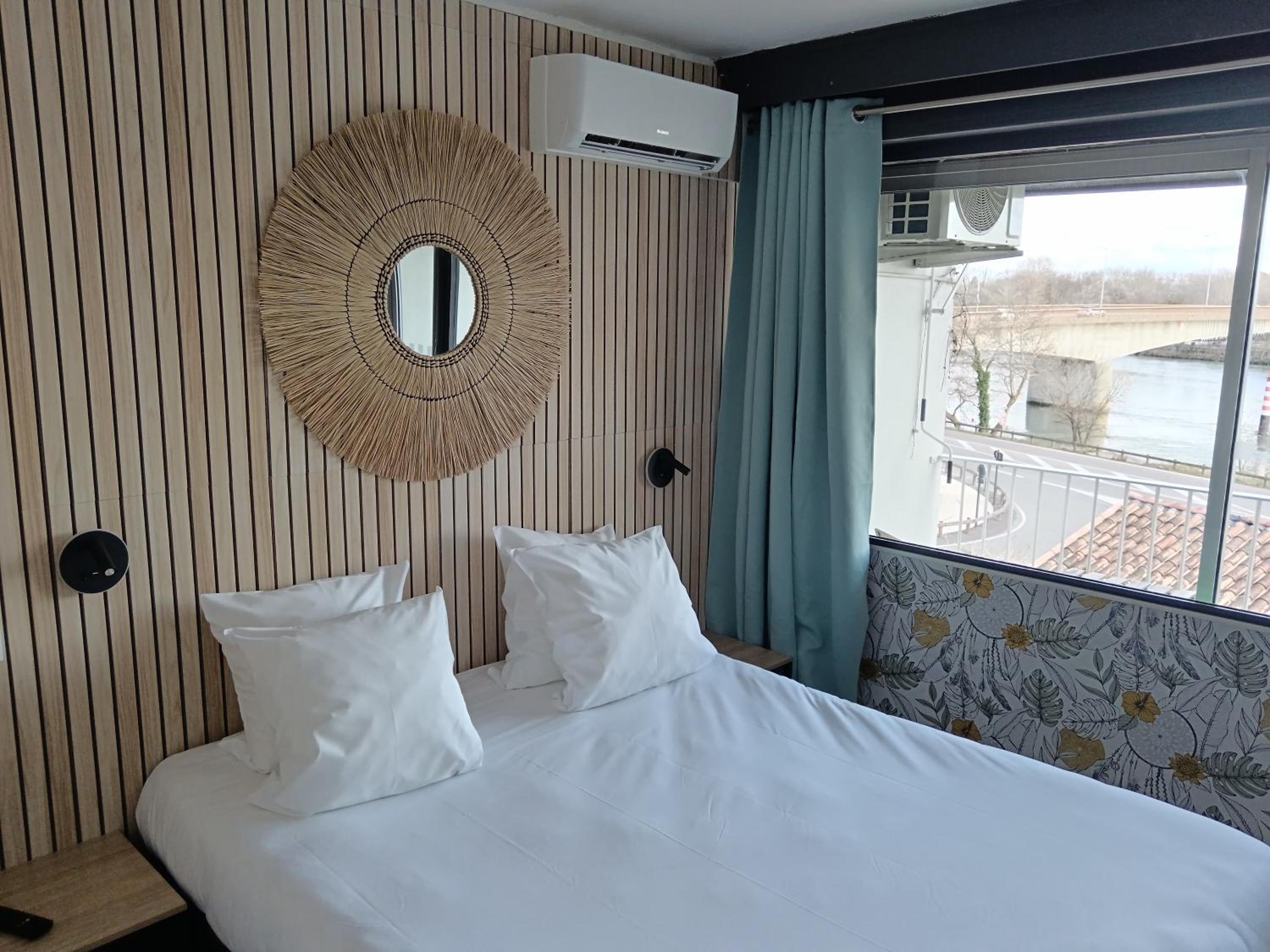 Superior Double Room Rhône Side thumbnail 6