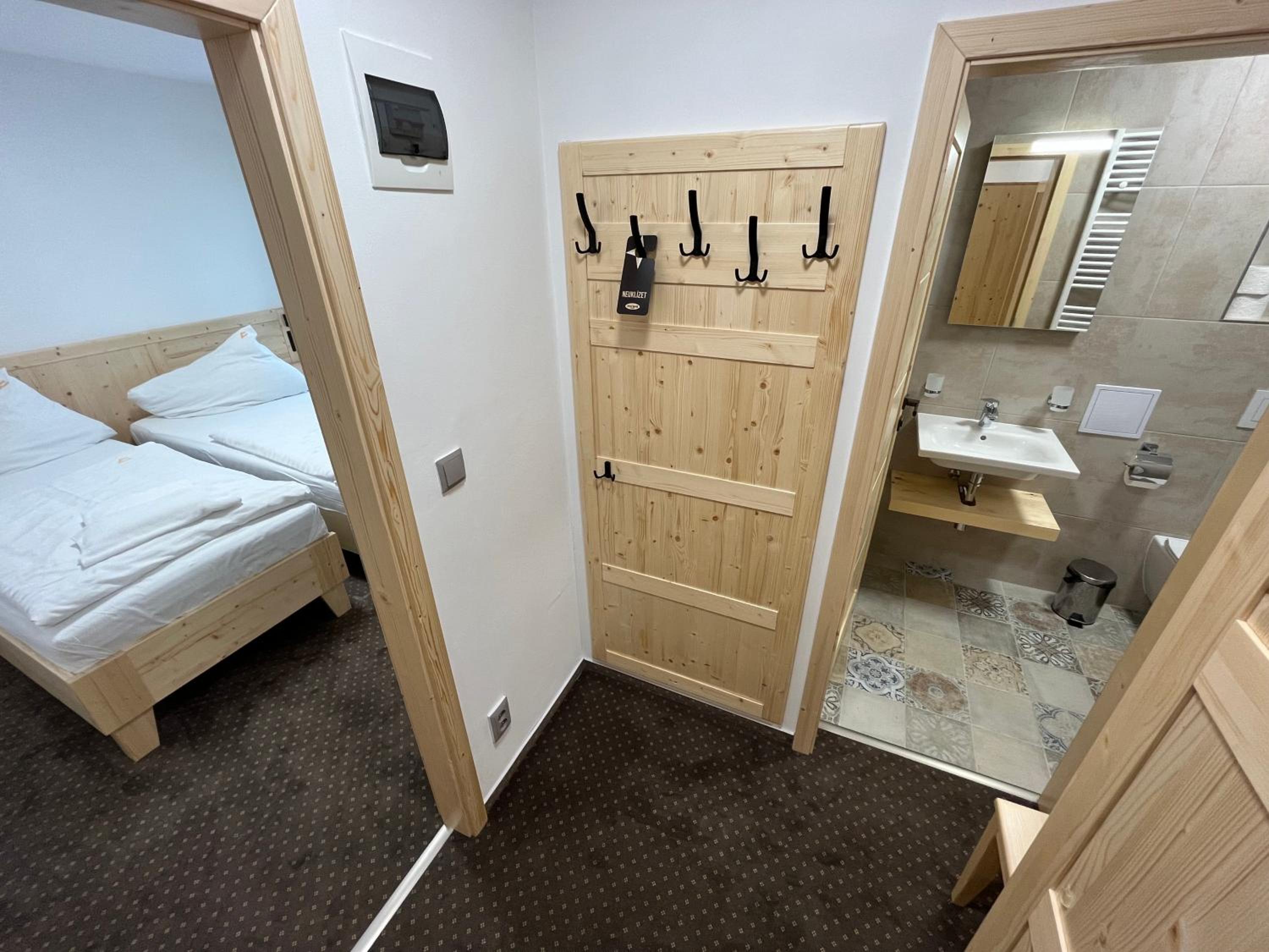 Classic Double Room with Shower - Photo 3