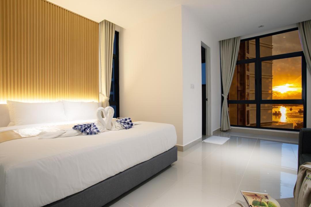 Deluxe One-Bedroom Apartment with Ocean View