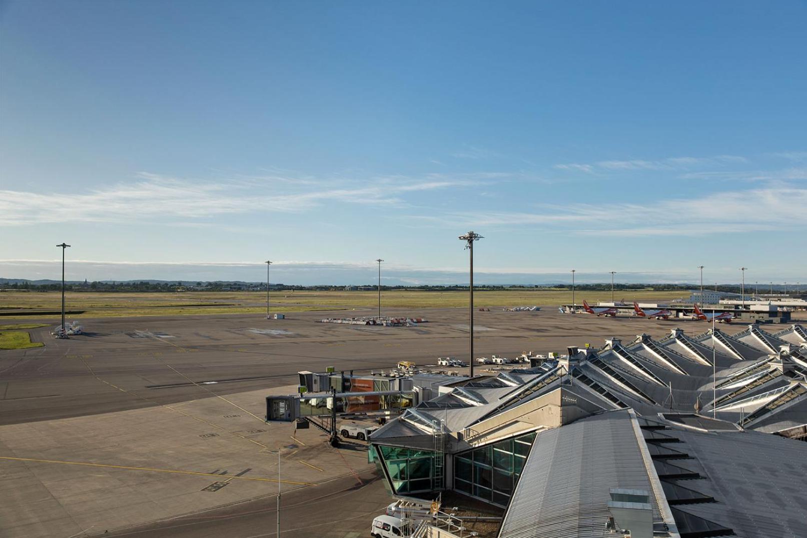 Moxy Queen Room with Runway View - Photo 2