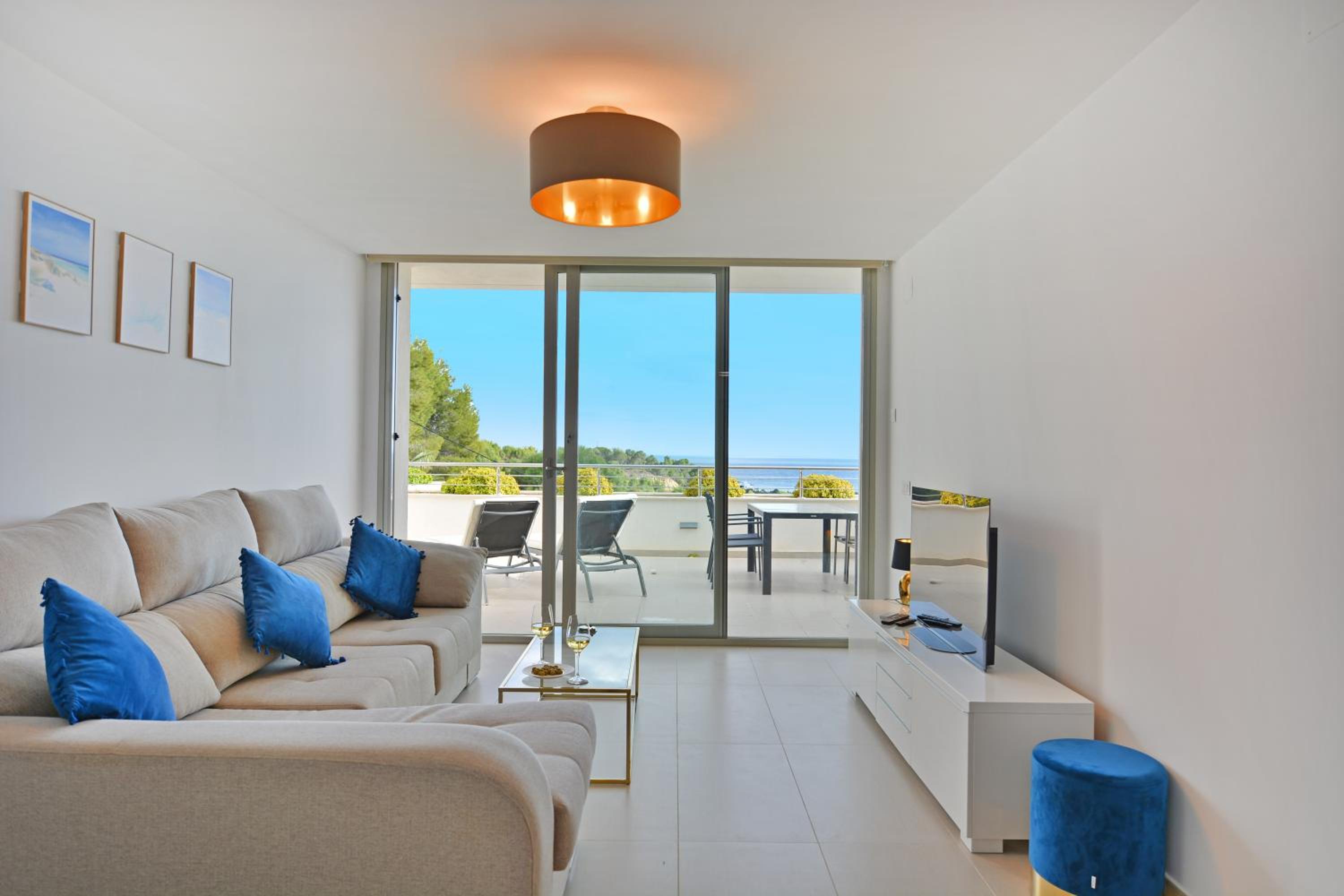 Apartment With Pool View