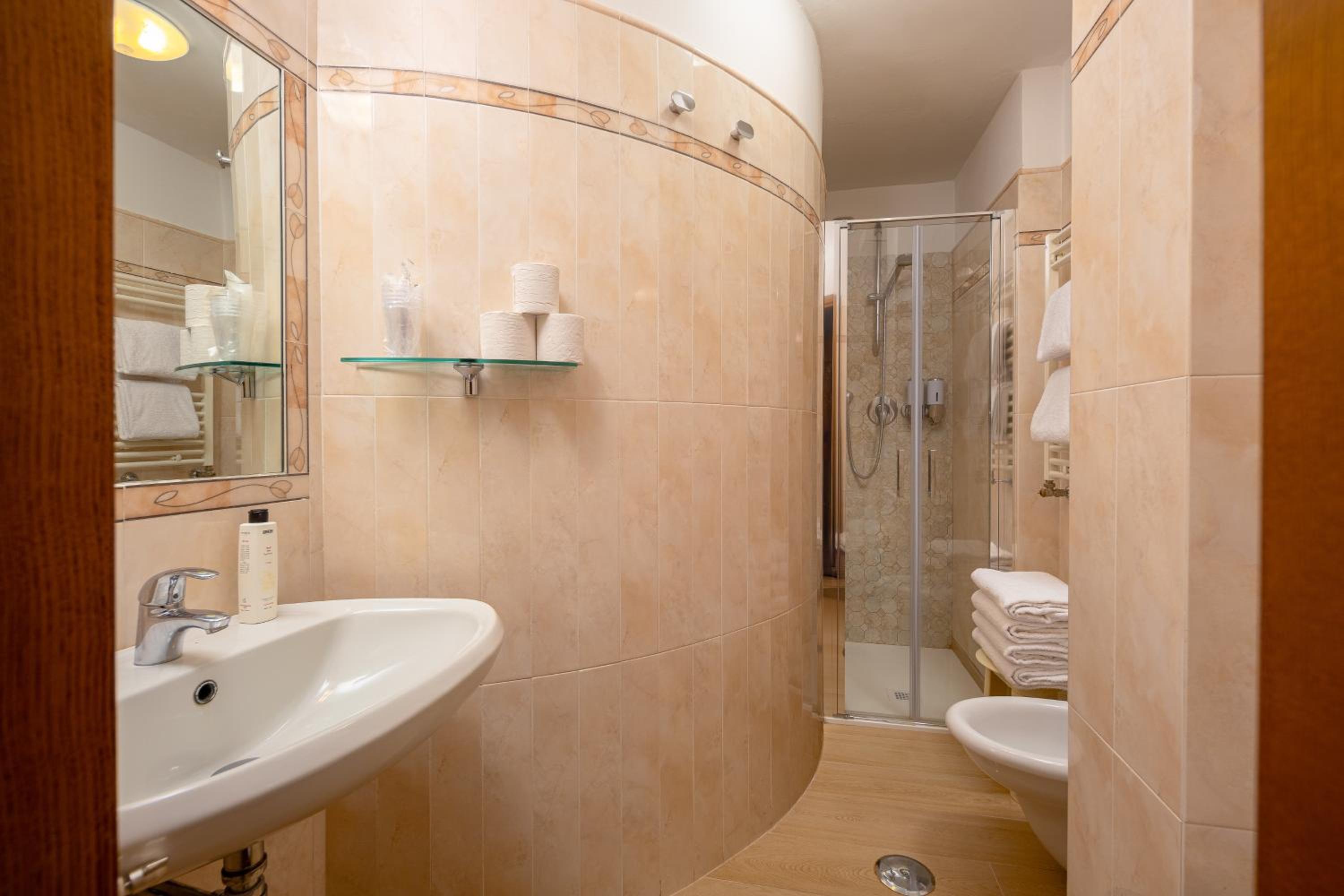 Triple Room thumbnail 5