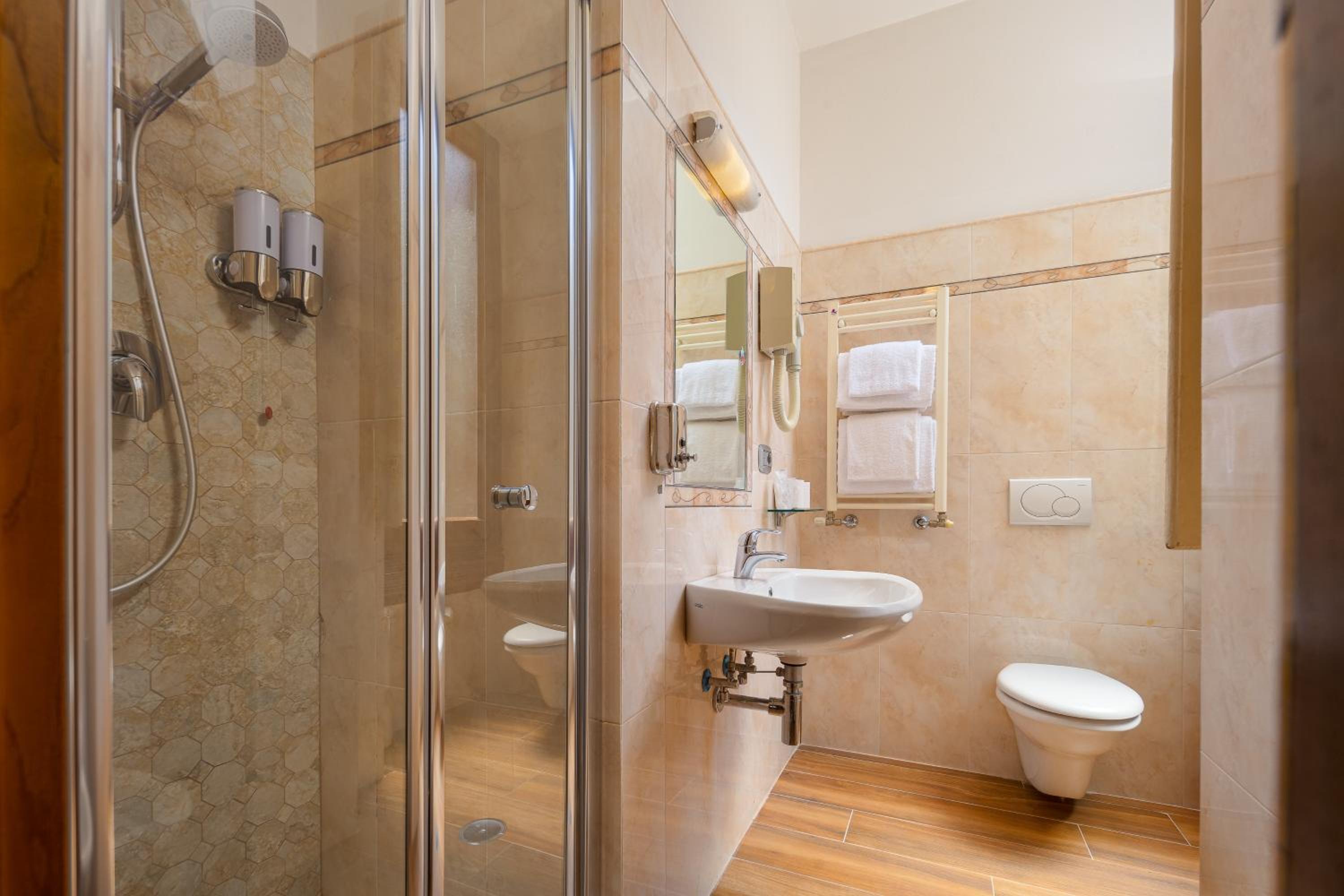Economy Double Room thumbnail 5