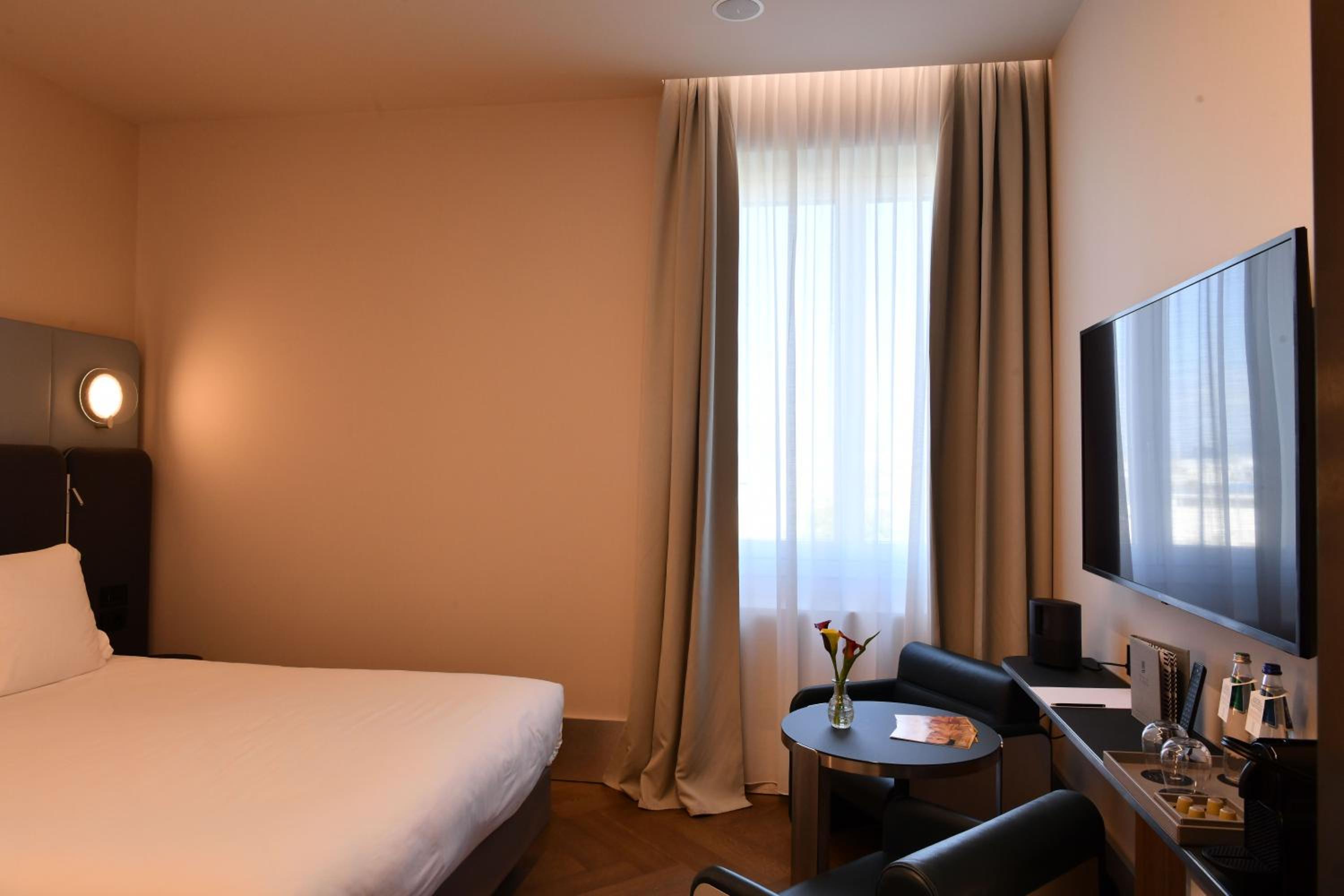 Superior Room with Bay View - Photo 9