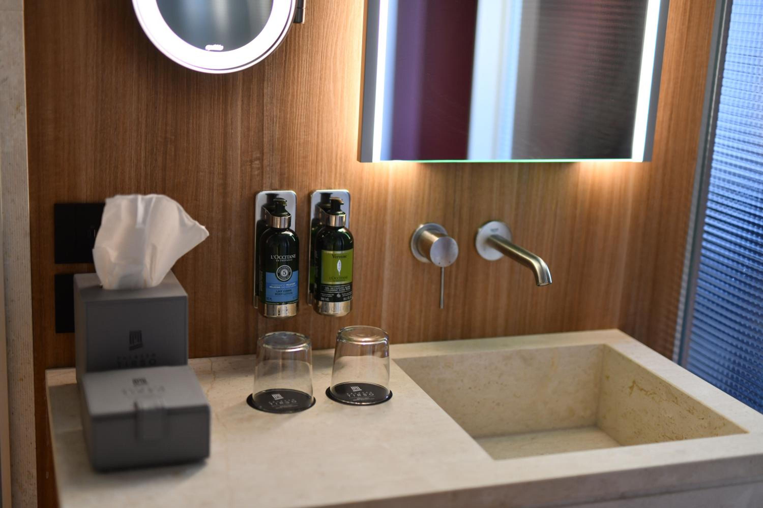Superior Room with Bay View - Photo 8