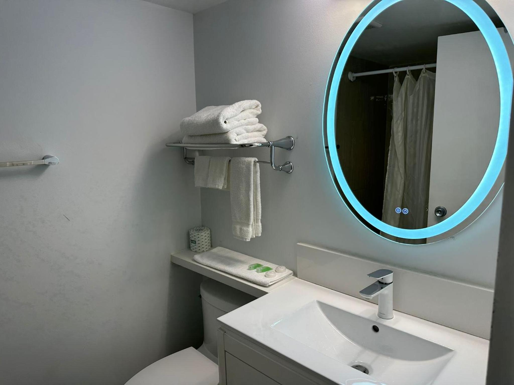 Executive Room with 2 Queen Beds  - Photo 11