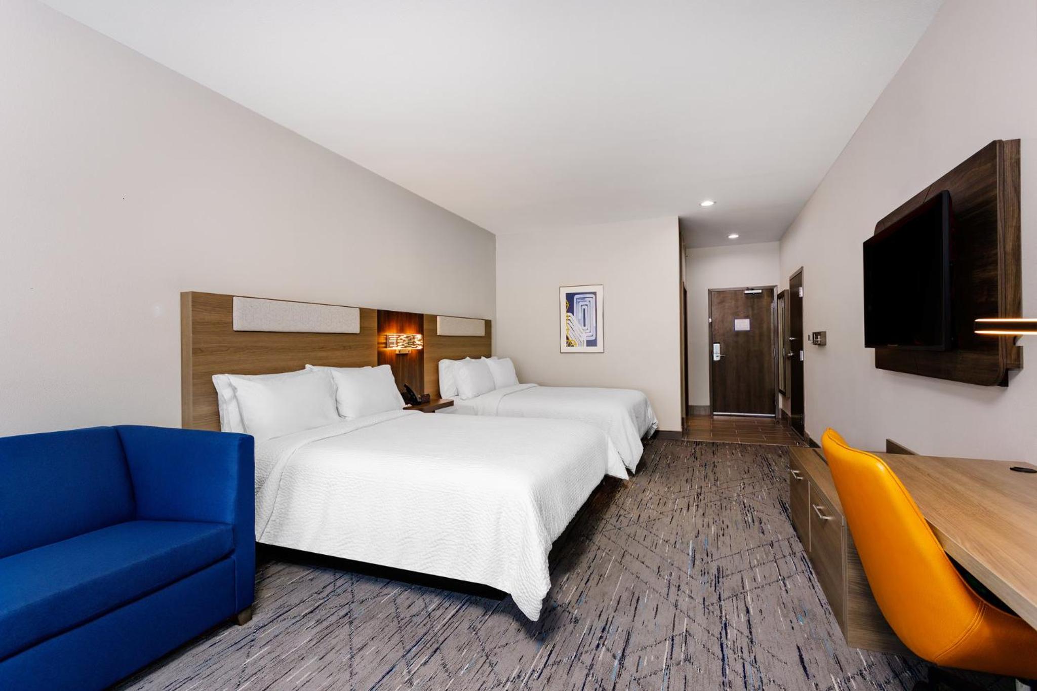 Queen Suite with Two Queen Beds photo 3