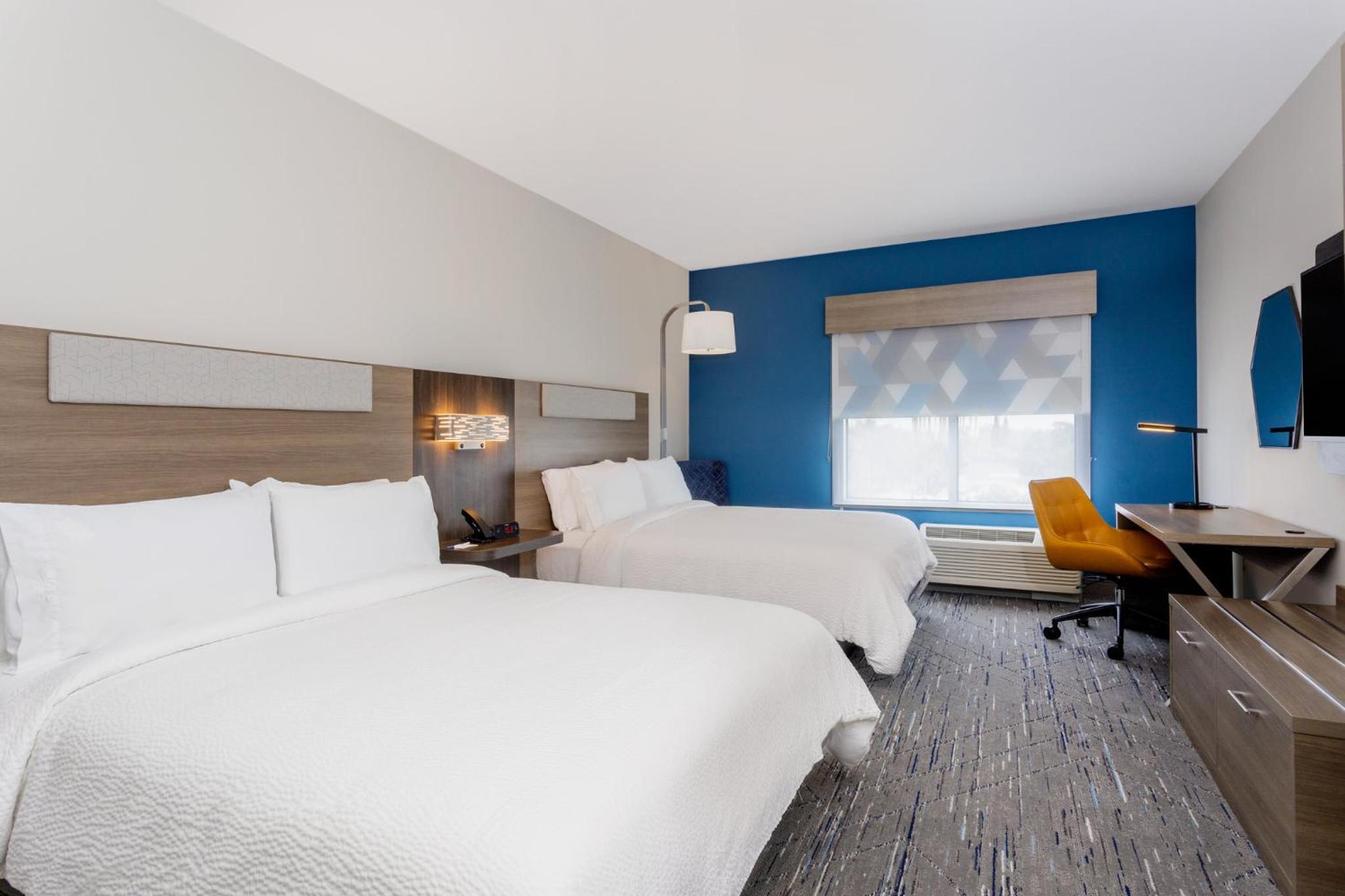 Standard Room with Two Queen Beds photo 3