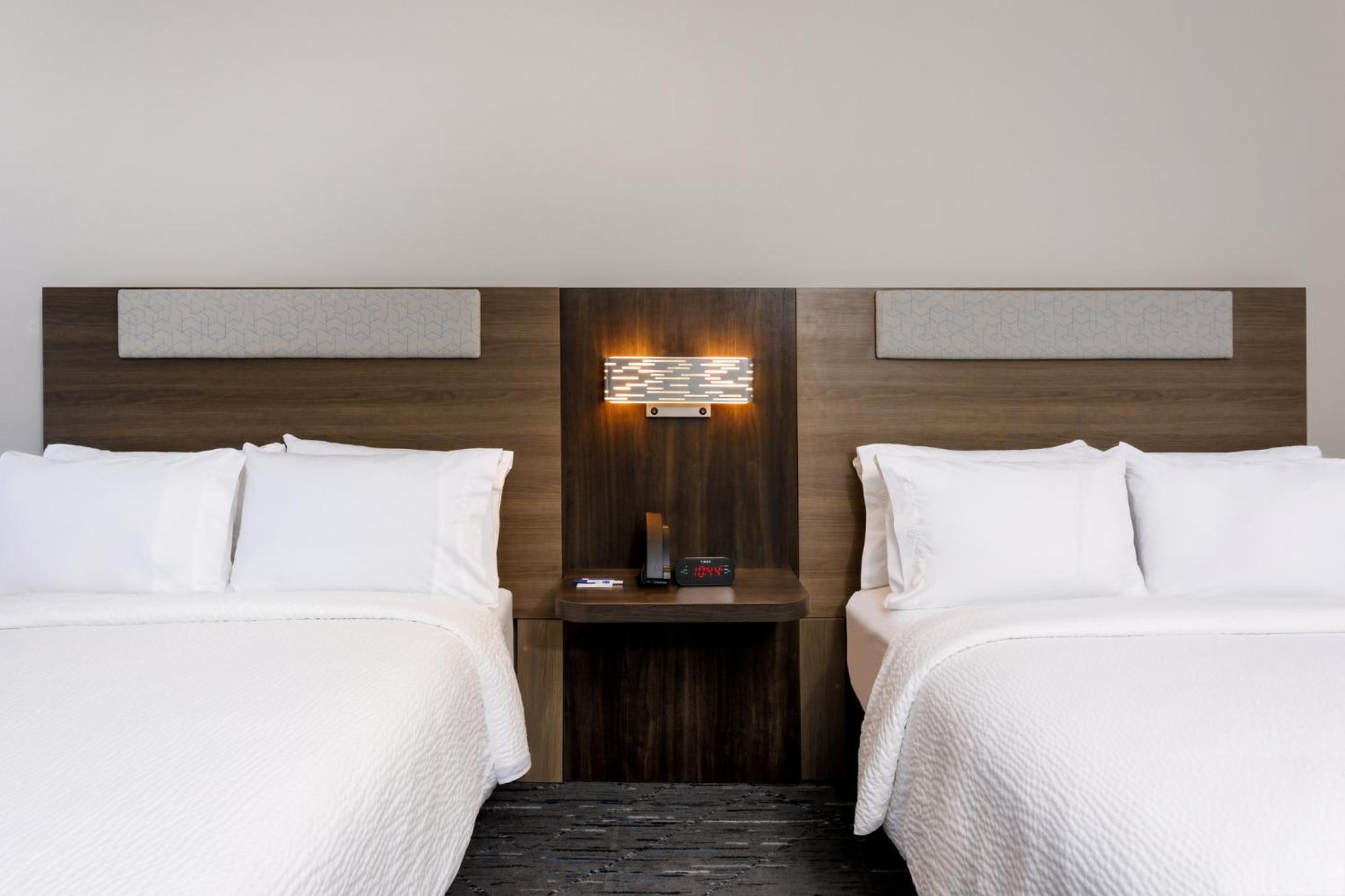 Standard Room with Two Queen Beds photo 2