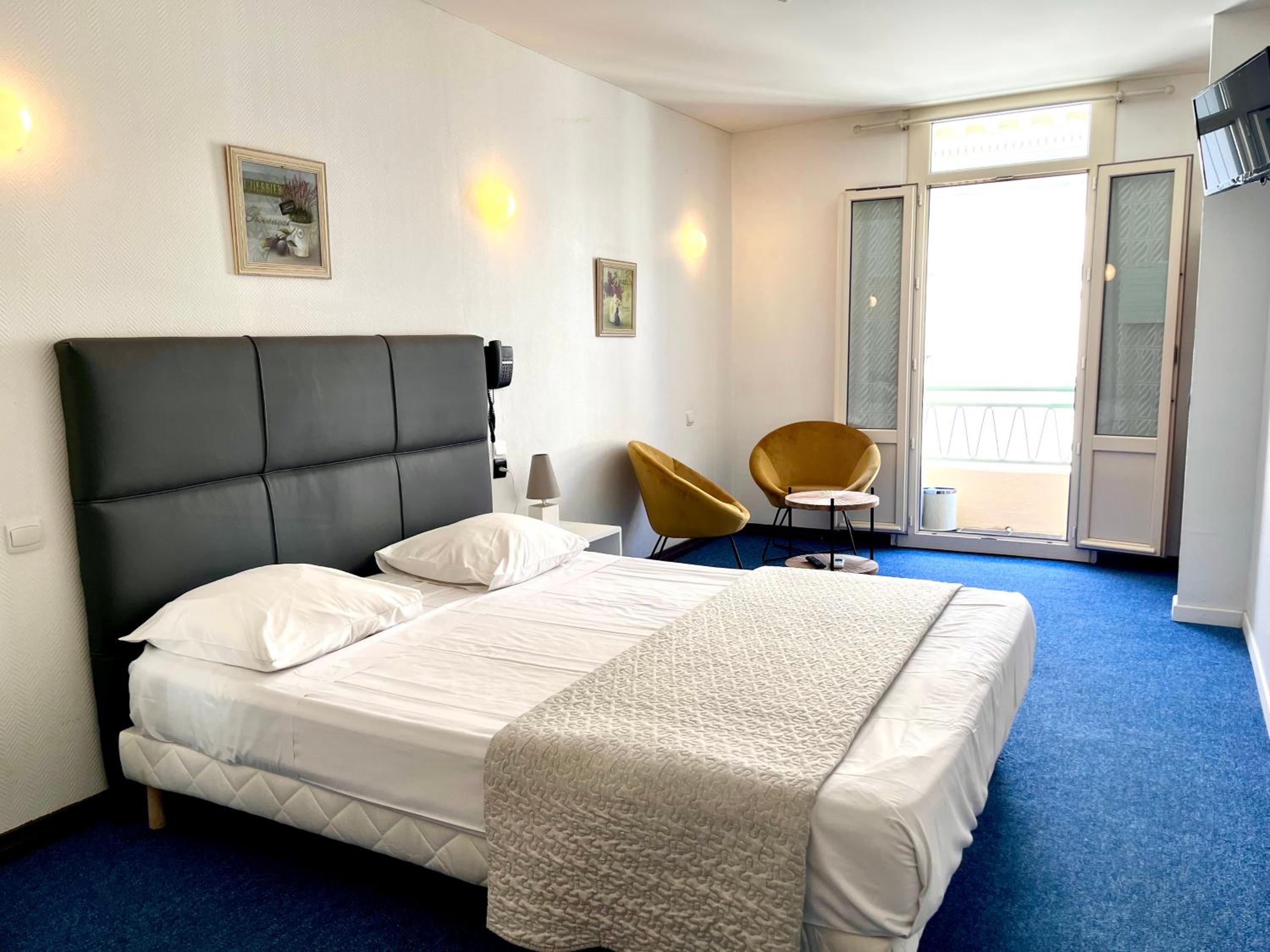 Queen Double Room - Photo 13